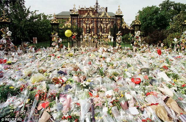 الورود أمام قصر الأميرة ديانا ودودى الفايد