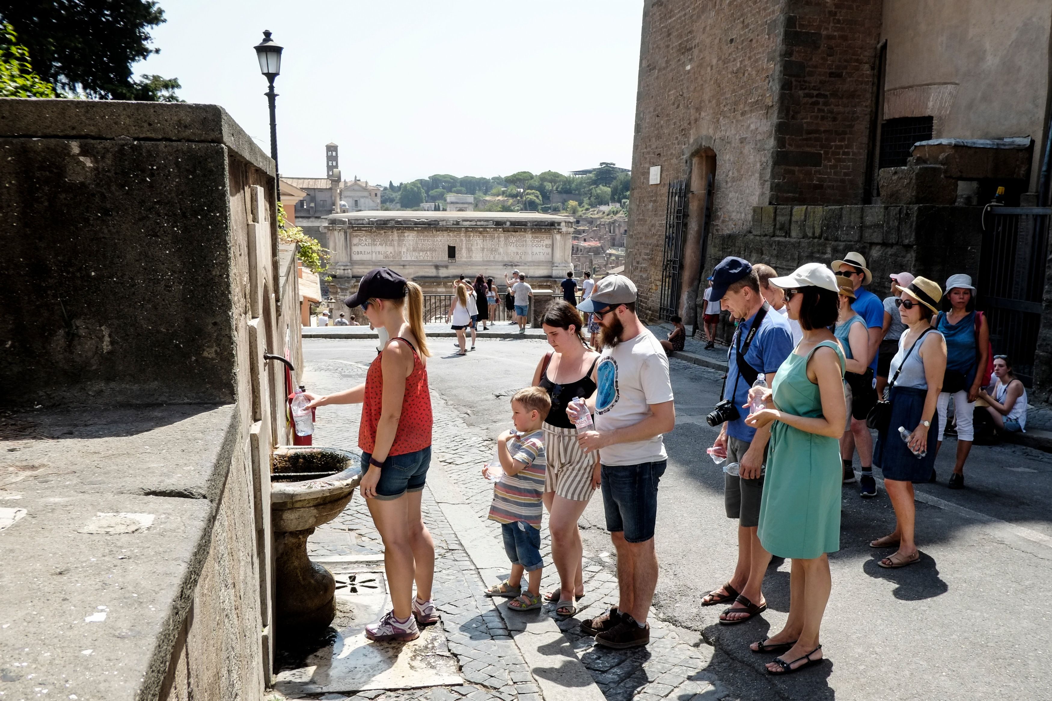 سياح فى إيطاليا يتغلبون على الحرارة بالمياه