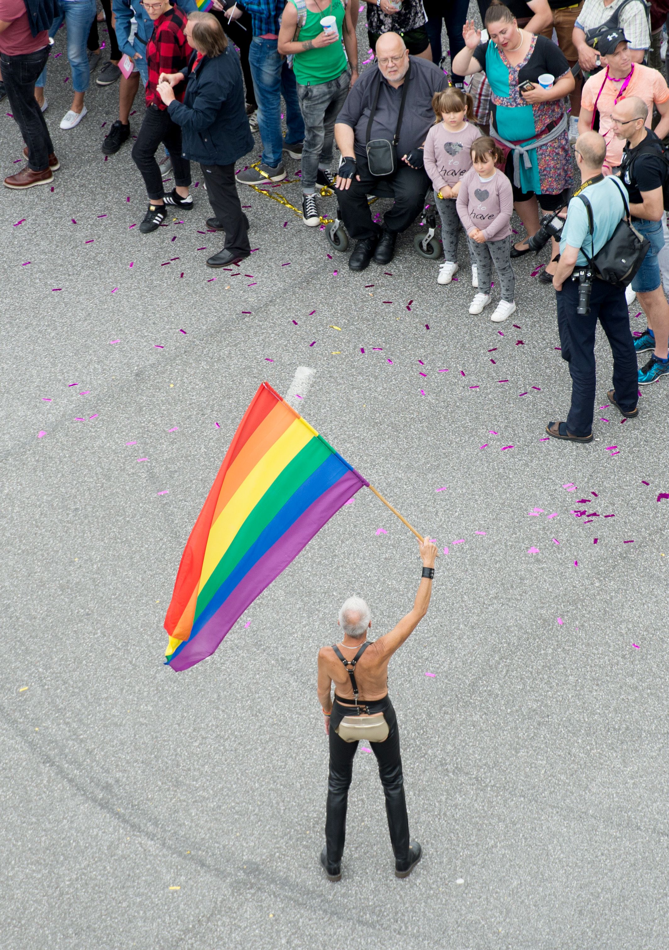 مثلى يرفع شعار المثلية الجنسية فى ألمانيا