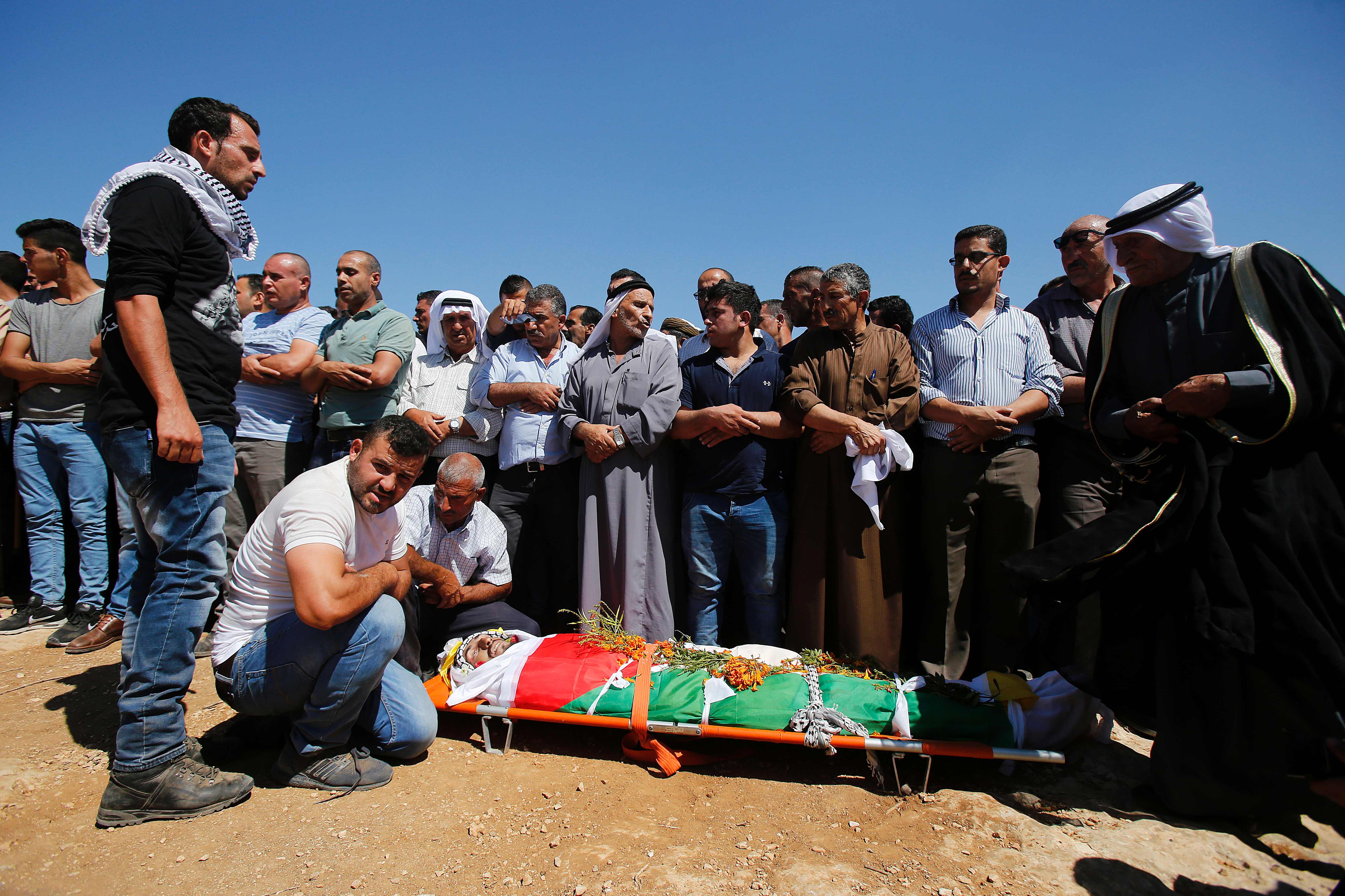 أداء صلاة الجنازة على روح الشهيد بالضفة الغربية