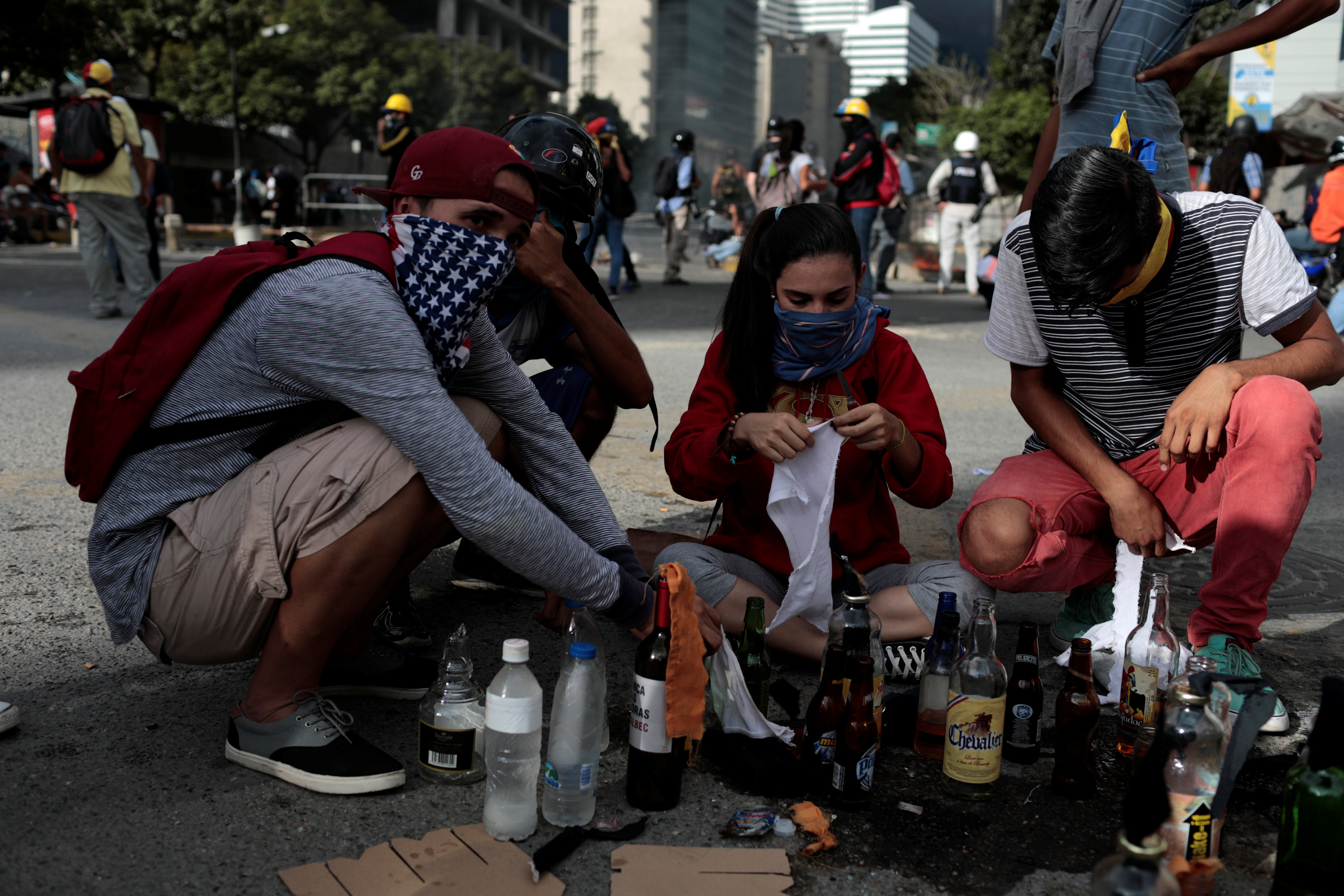 أعمال عنف دامية فى شوارع فنزويلا للمطالبة برحيل مادورو (5)