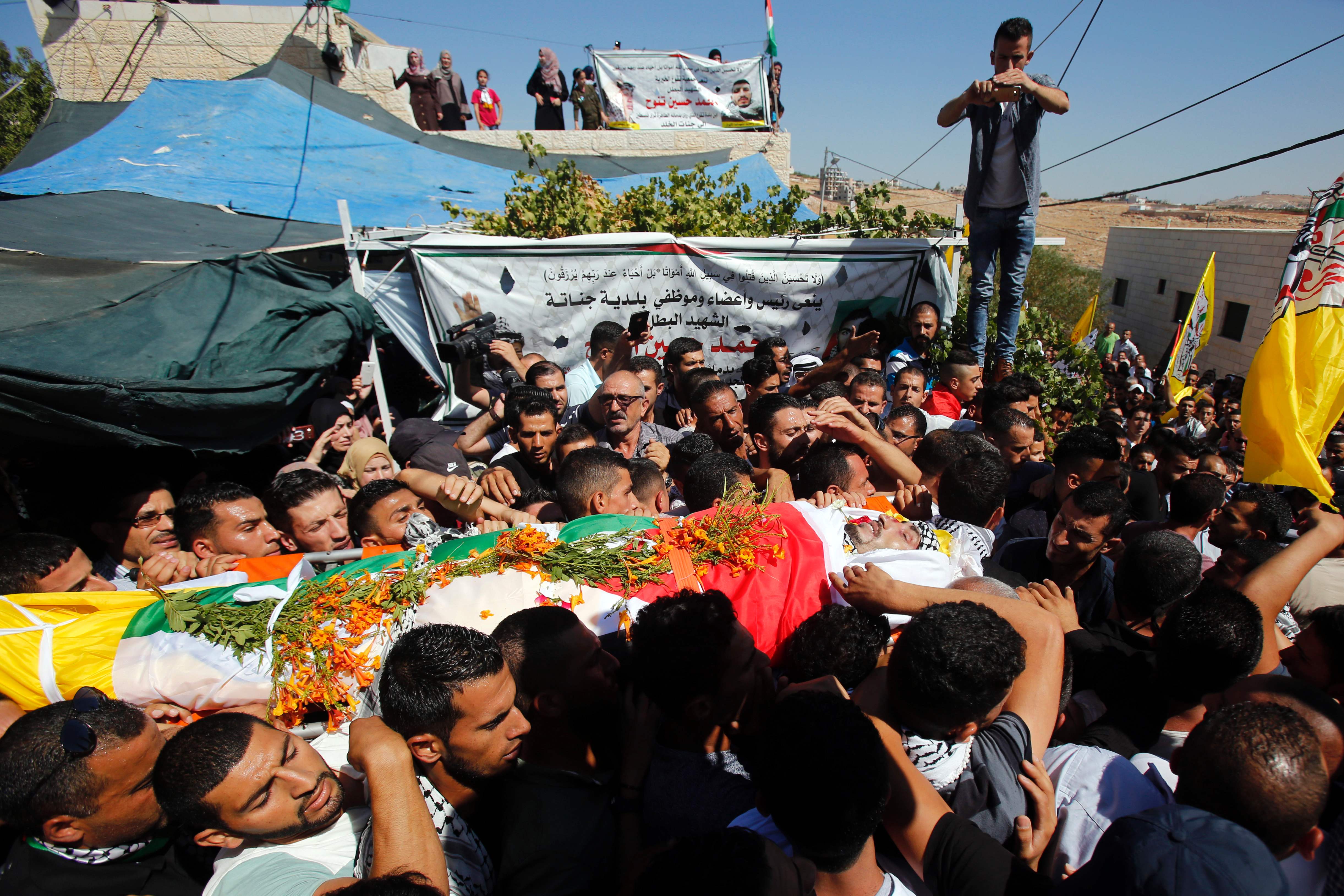 احتشاد الفلسطينيين بالضفة الغربية لتشييع جثمان شهيد