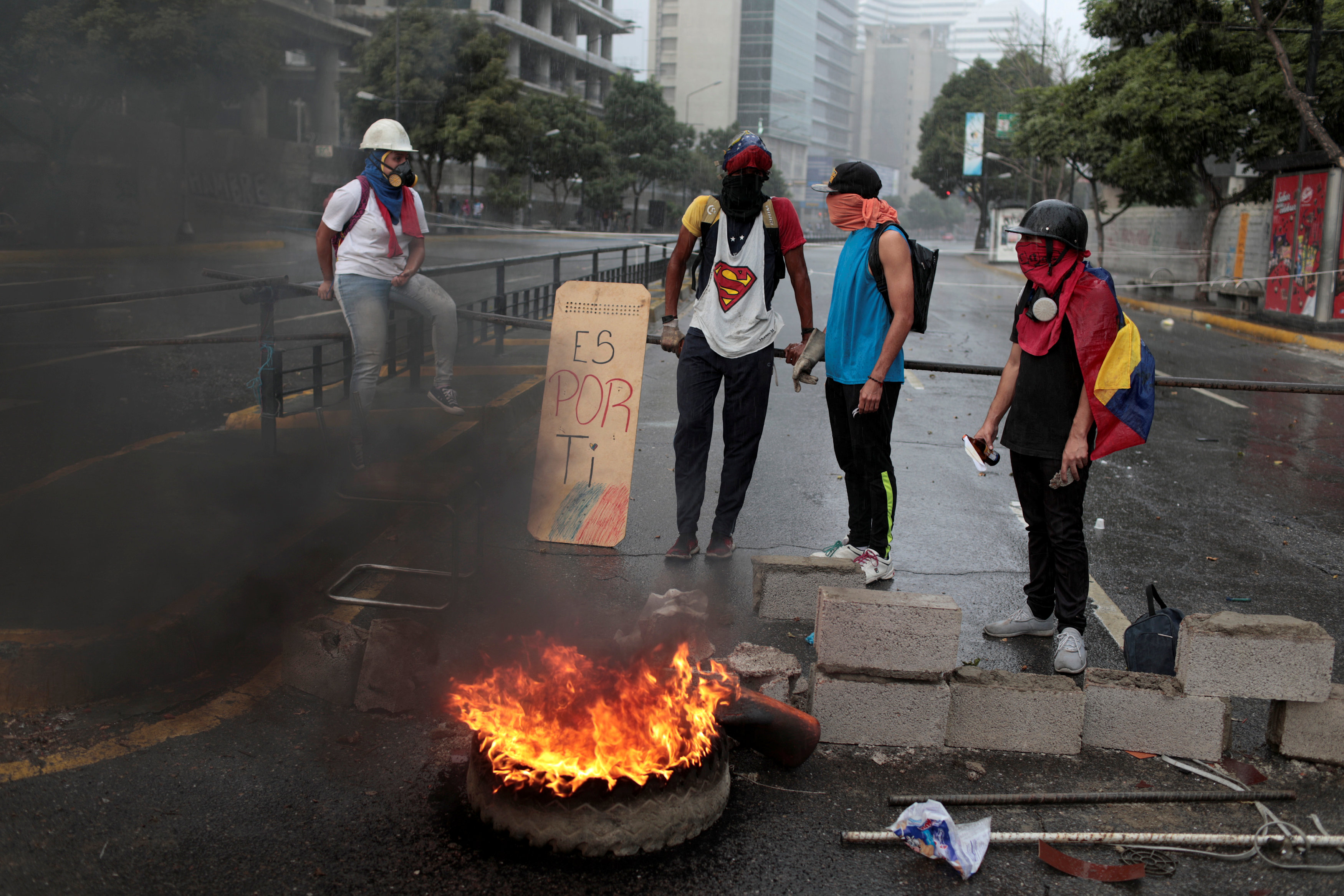 أعمال عنف دامية فى شوارع فنزويلا للمطالبة برحيل مادورو (8)