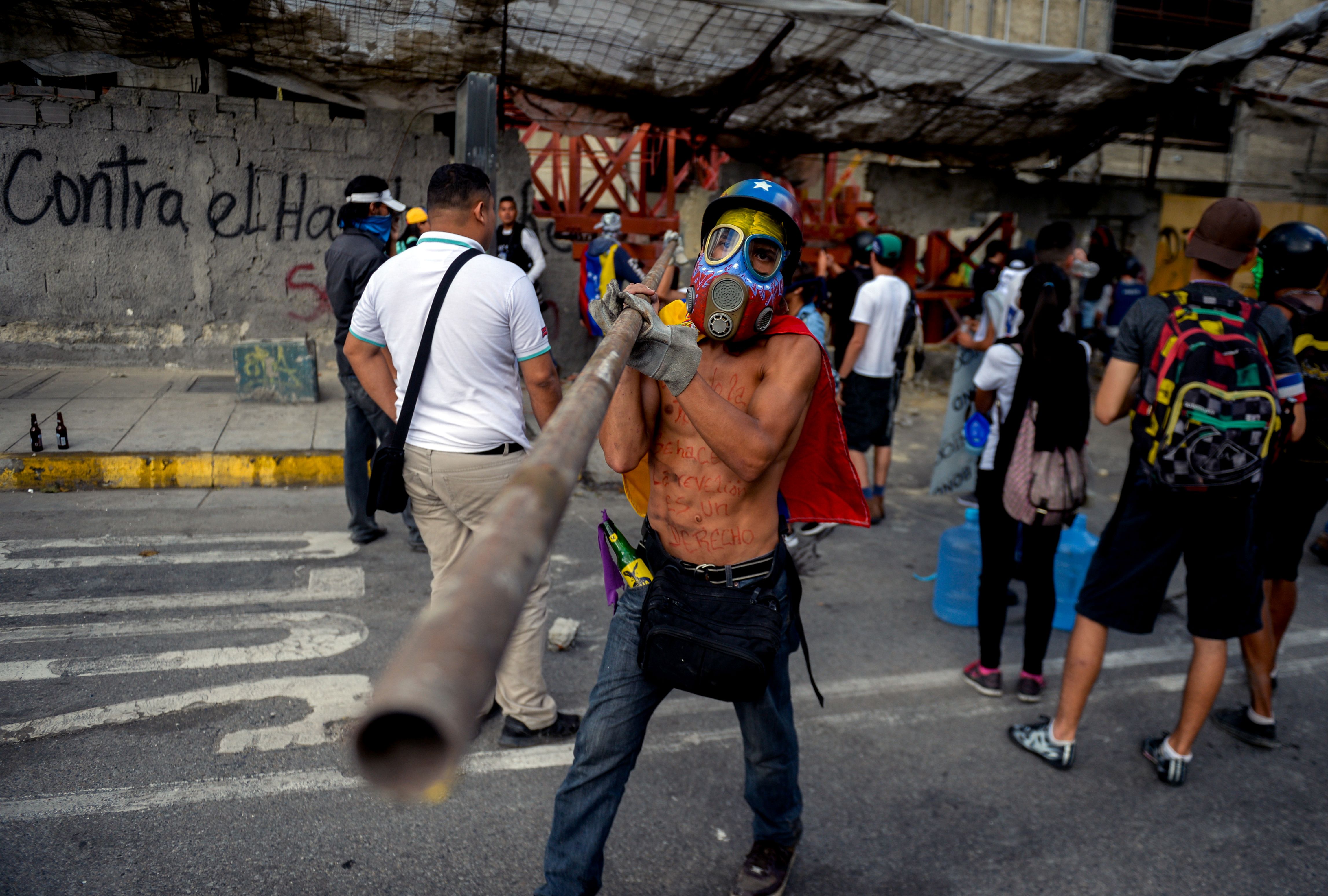 أعمال عنف دامية فى شوارع فنزويلا للمطالبة برحيل مادورو (15)