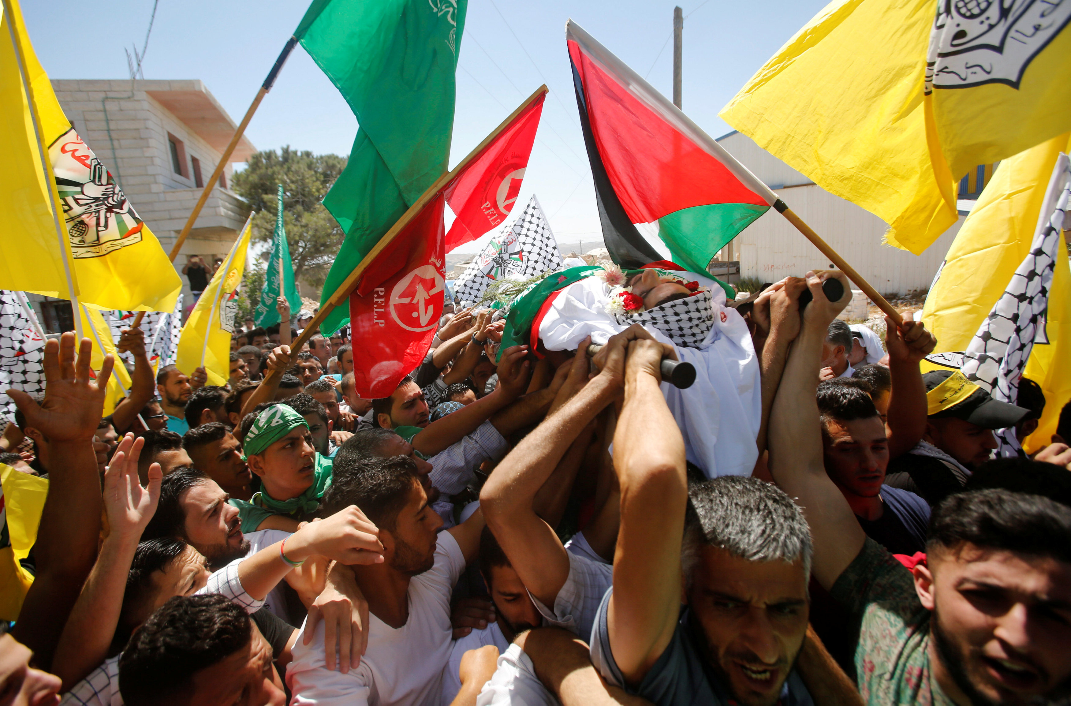 آلاف الفلسطينيين يشيعون جثمان شهيد