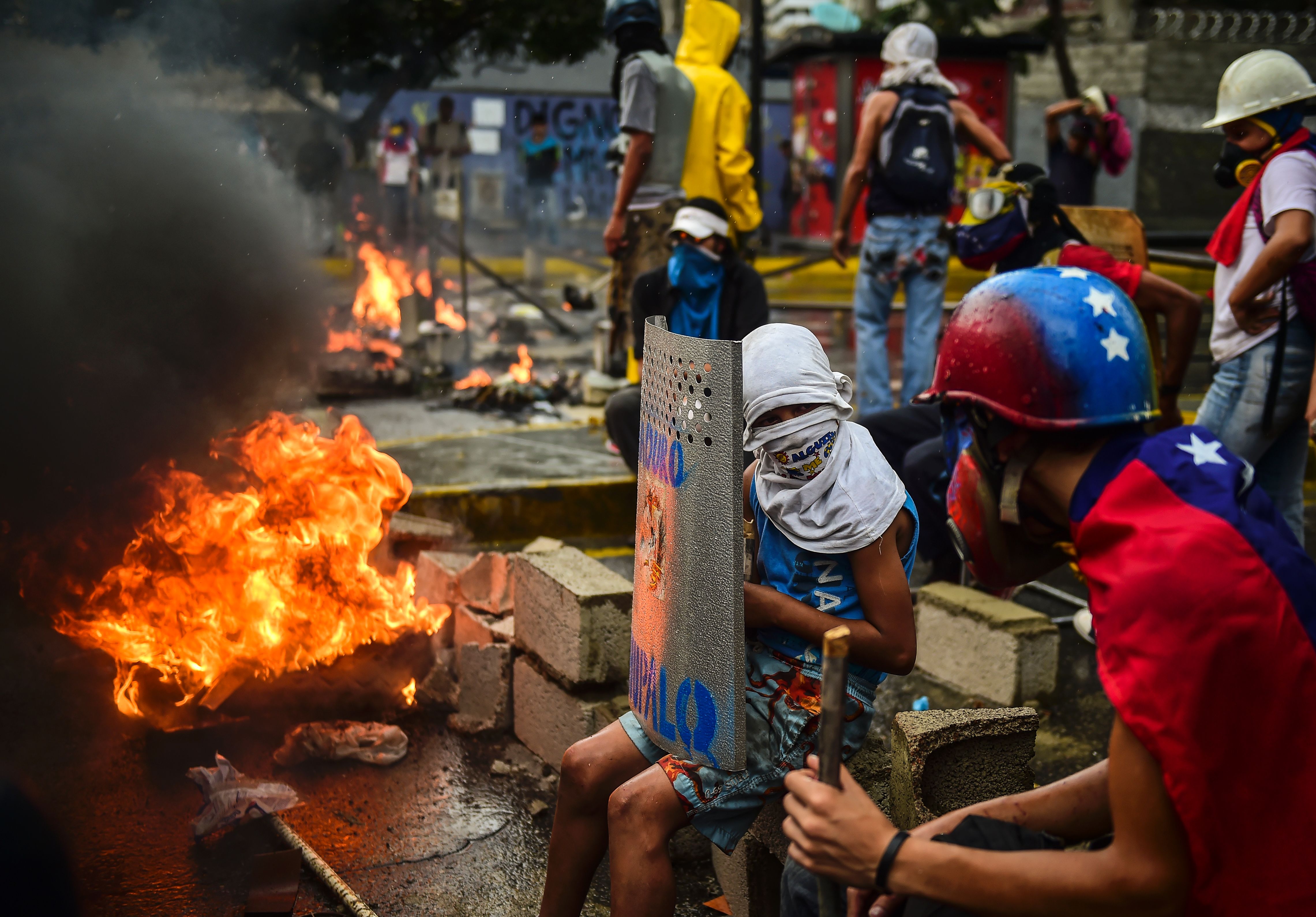 أعمال عنف دامية فى شوارع فنزويلا للمطالبة برحيل مادورو (16)