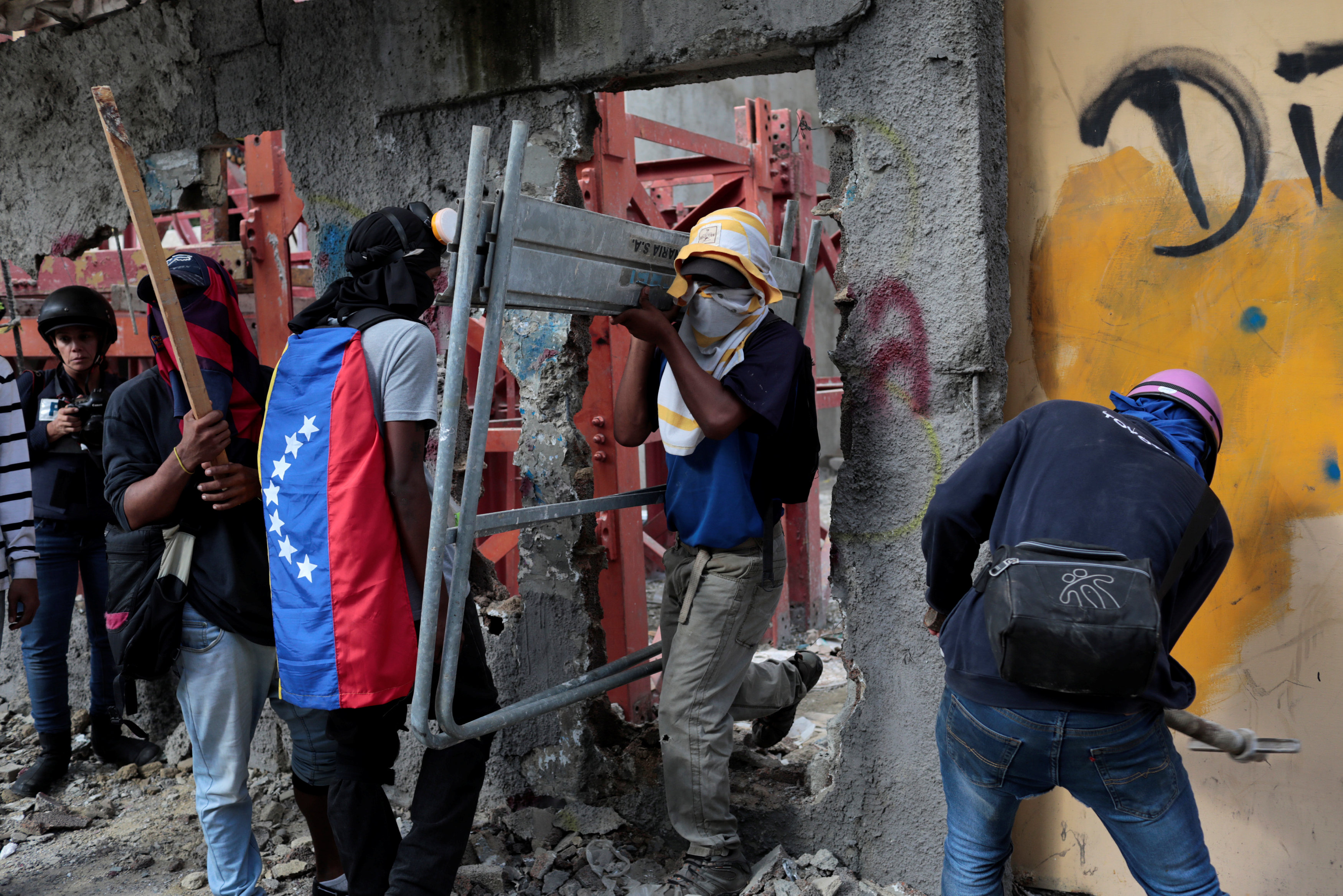 أعمال عنف دامية فى شوارع فنزويلا للمطالبة برحيل مادورو (3)