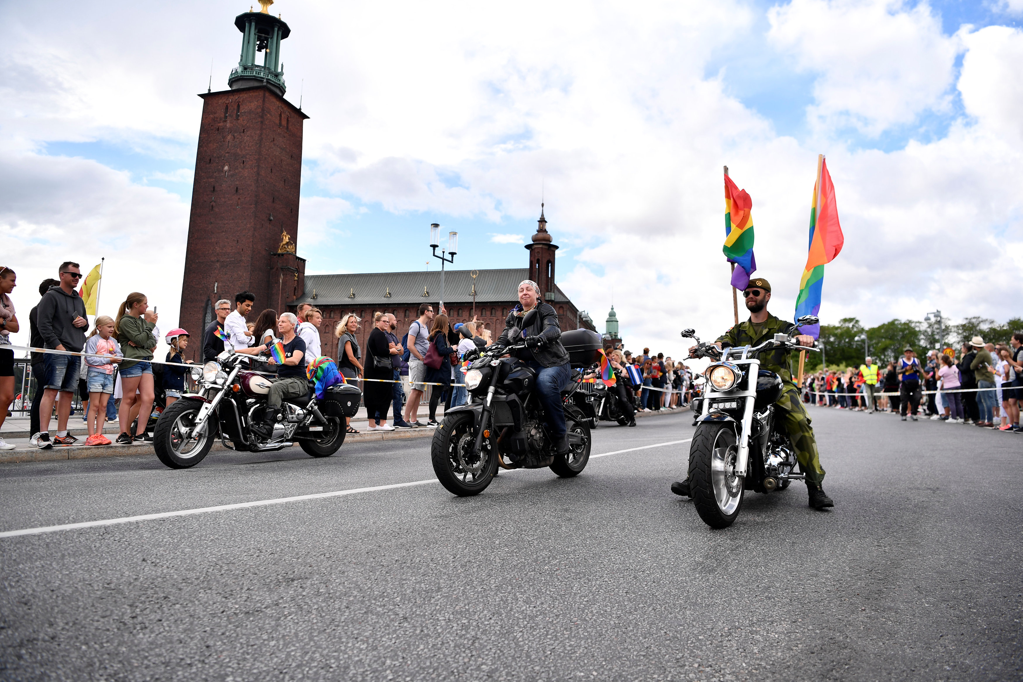 آلاف المثليين فى مسيرة بالسويد