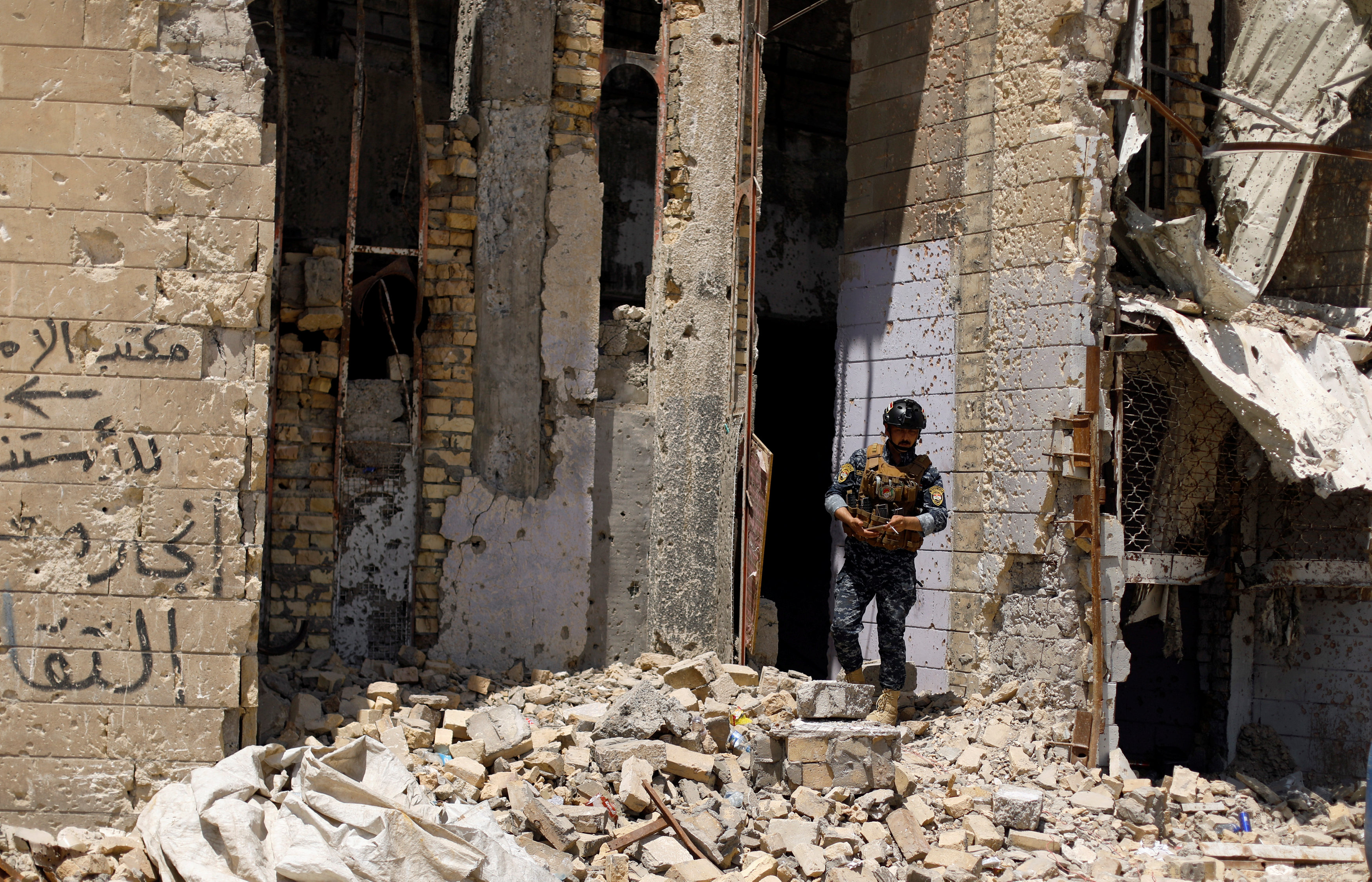 جندى عراقى داخل أحد المنازل المحطمة جراء الحرب فى الموصل
