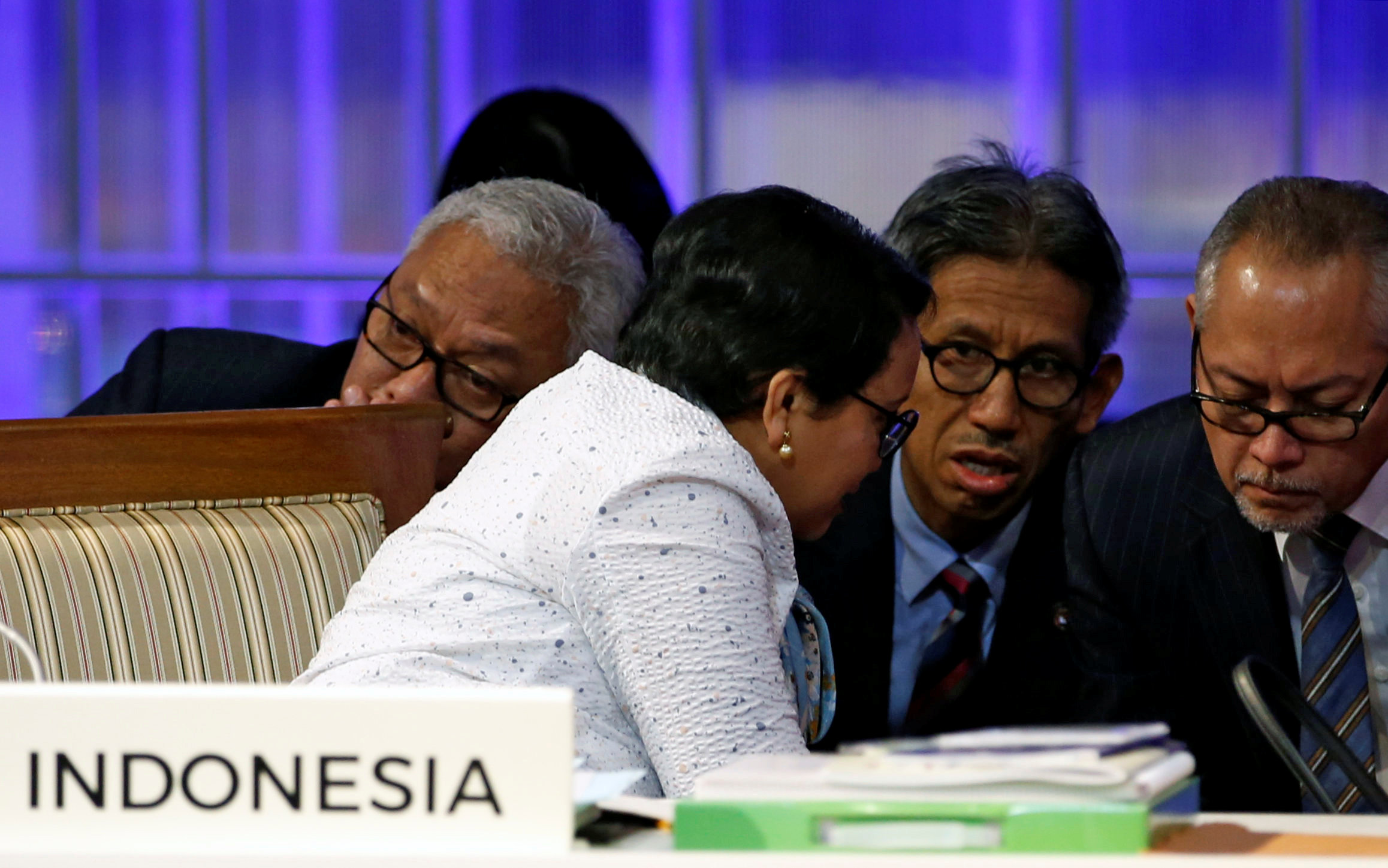 وزيرة خارجية اندونيسيا تتناقش مع الوفد المرافق لها