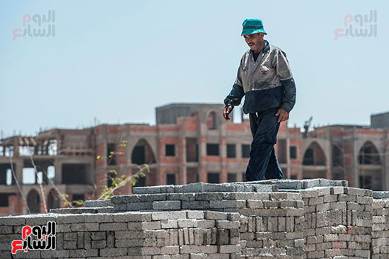  أحد العمال أثناء بناء العاصمة الإدارية الجديدة 