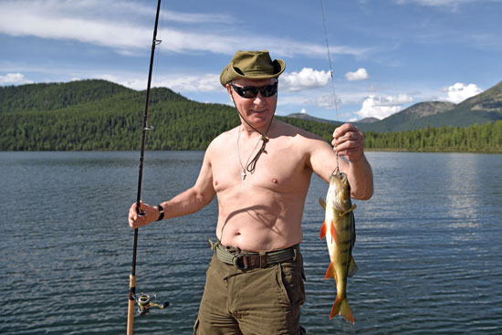 الرئيس الروسى عقب اصطياد سمكة فى سيبيريا