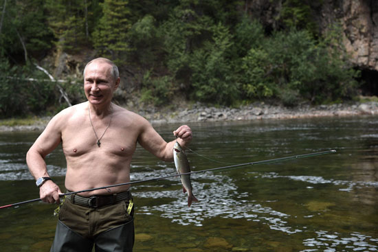 الرئيس الروسى عقب اصطياد سمكة صغيرة
