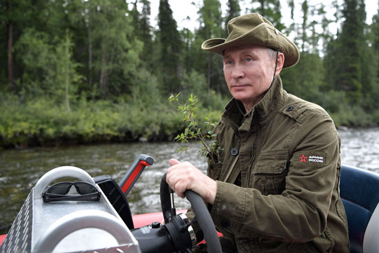 الرئيس الروسى يقود زورق صغير فى مياه سيبيريا