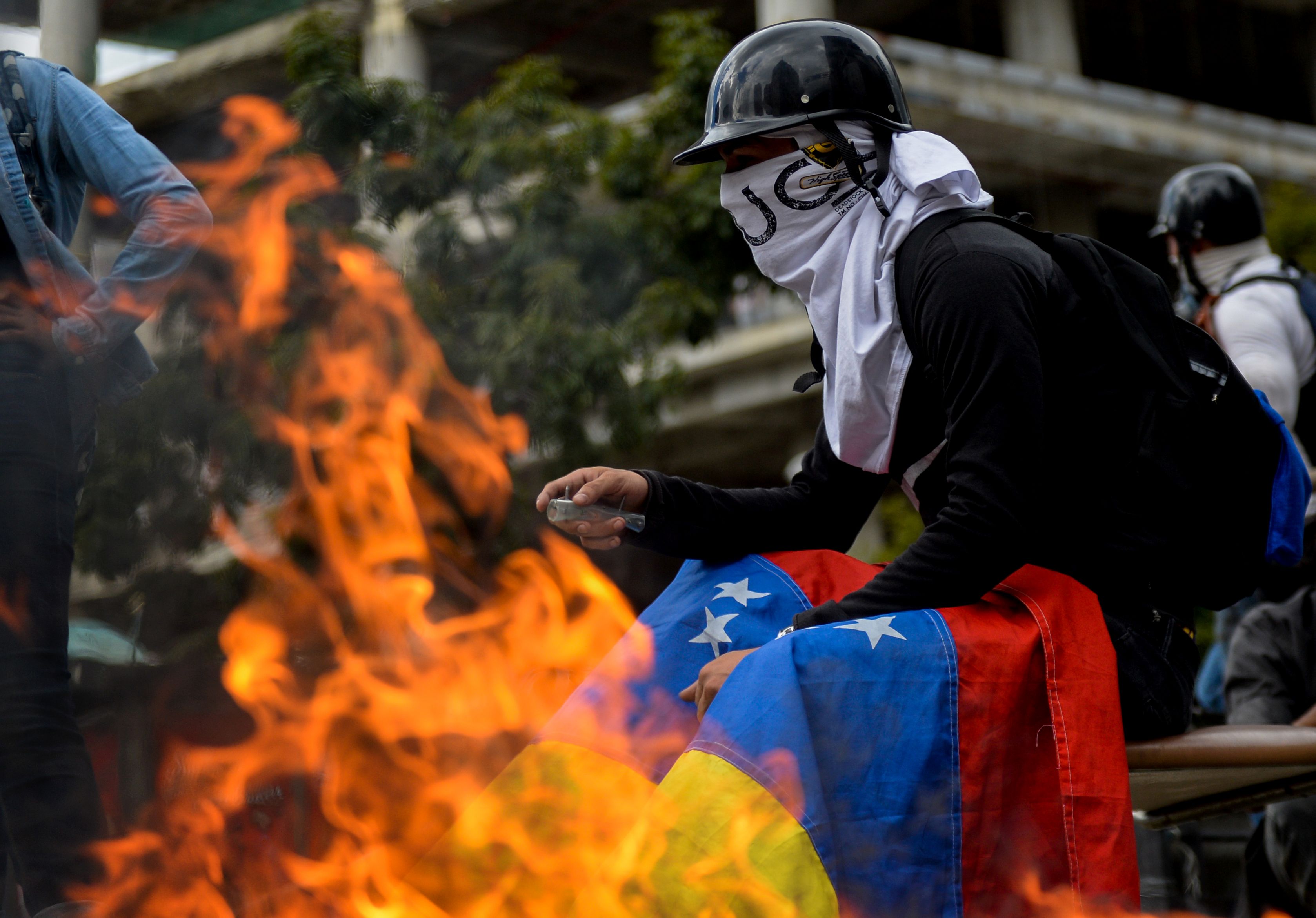 أعمال عنف دامية فى شوارع فنزويلا للمطالبة برحيل مادورو (14)