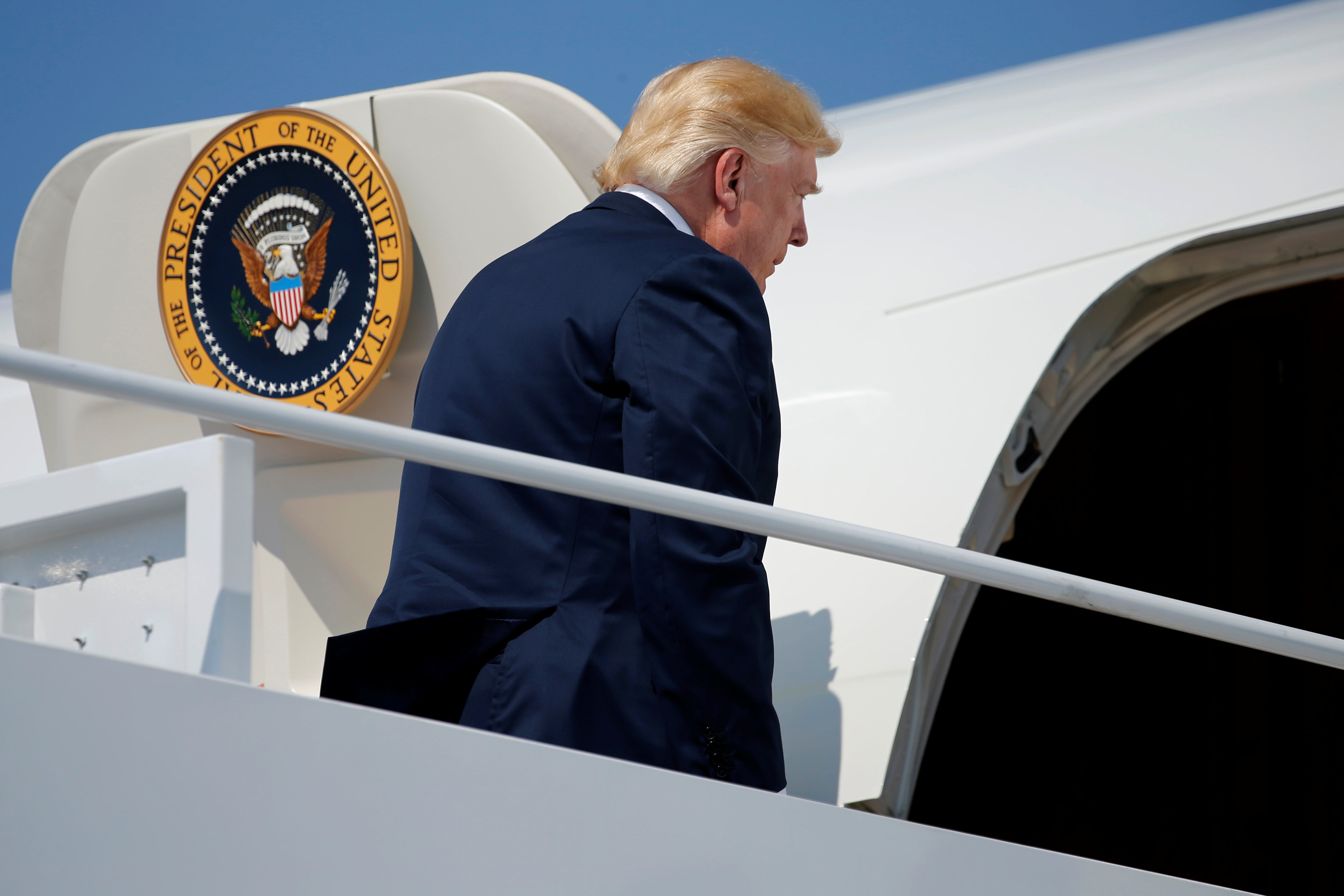 الرئيس ترامب على متن الطائرة الرئاسية للذهاب إلى عطله 17 يوما