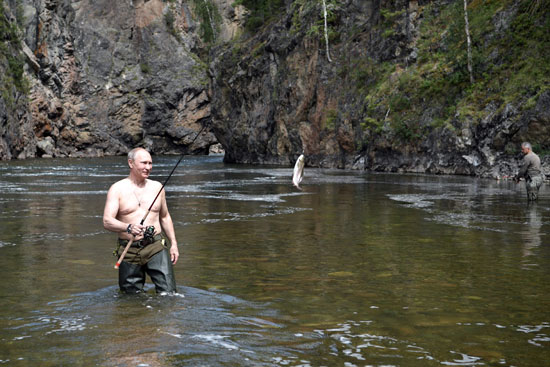الرئيس بوتين يعوم فى مياه سيبيريا
