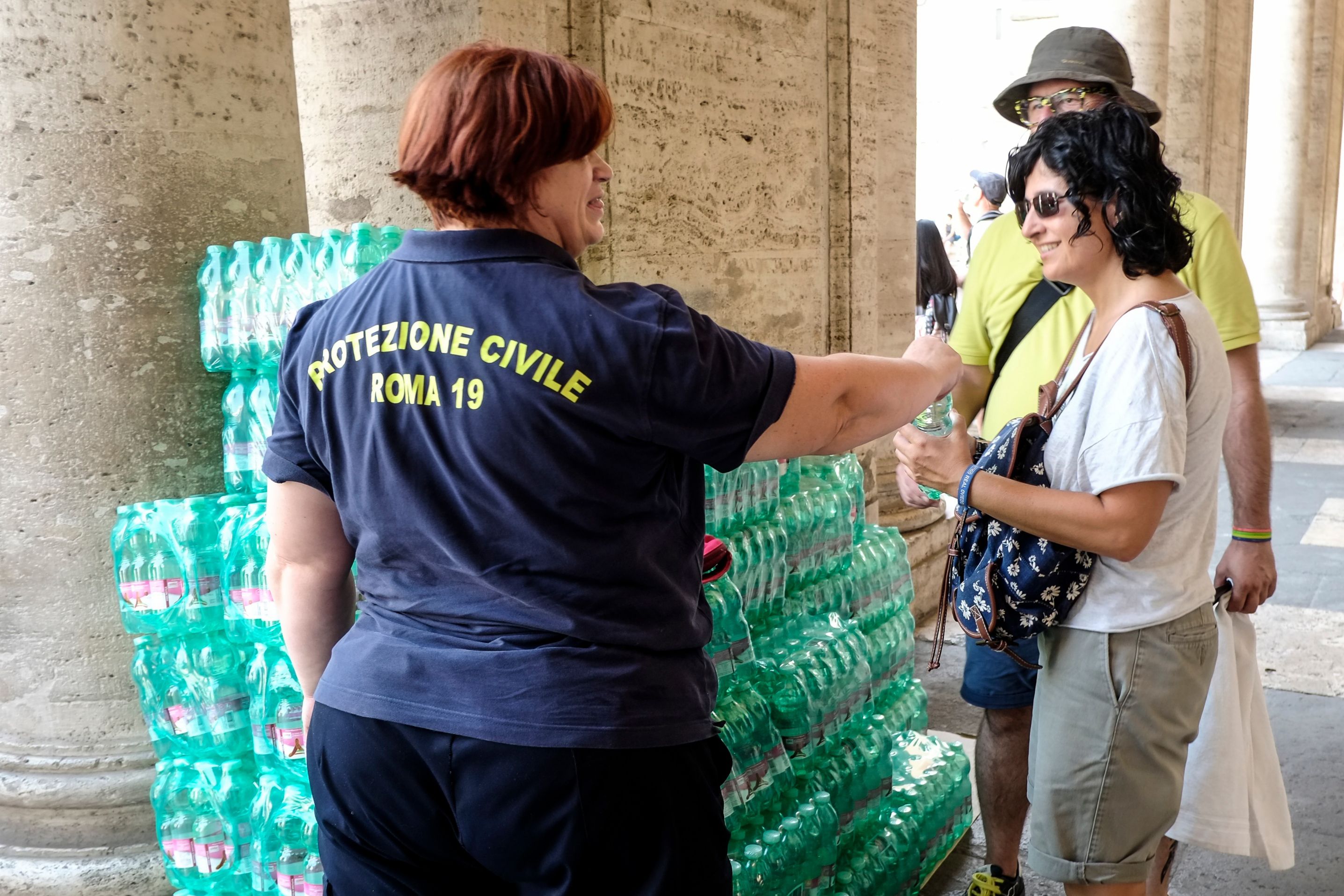 توزيع زجاجات المياه على السياح فى إيطاليا