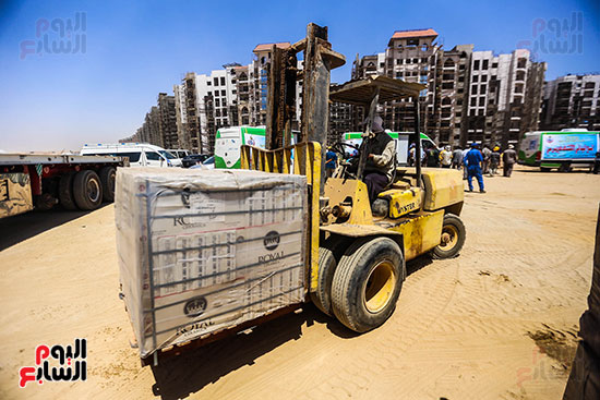   المعدات الثقيلة خلال رفع المواد بناء العاصمة الإدارية الجديدة