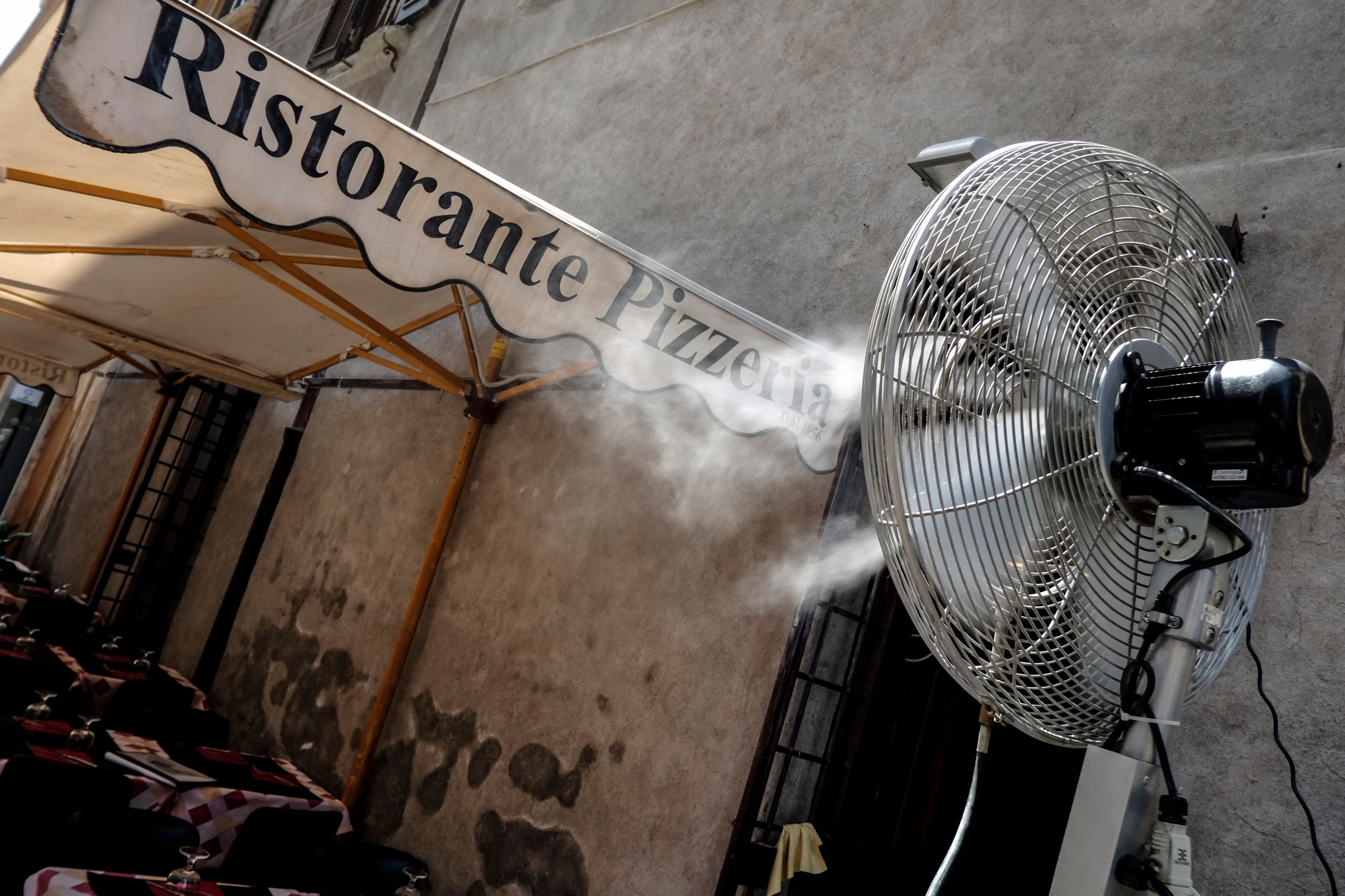 مراوح كبيرة فى واجهات المطاعم الإيطالية لمواجهة الحرارة المرتفعة