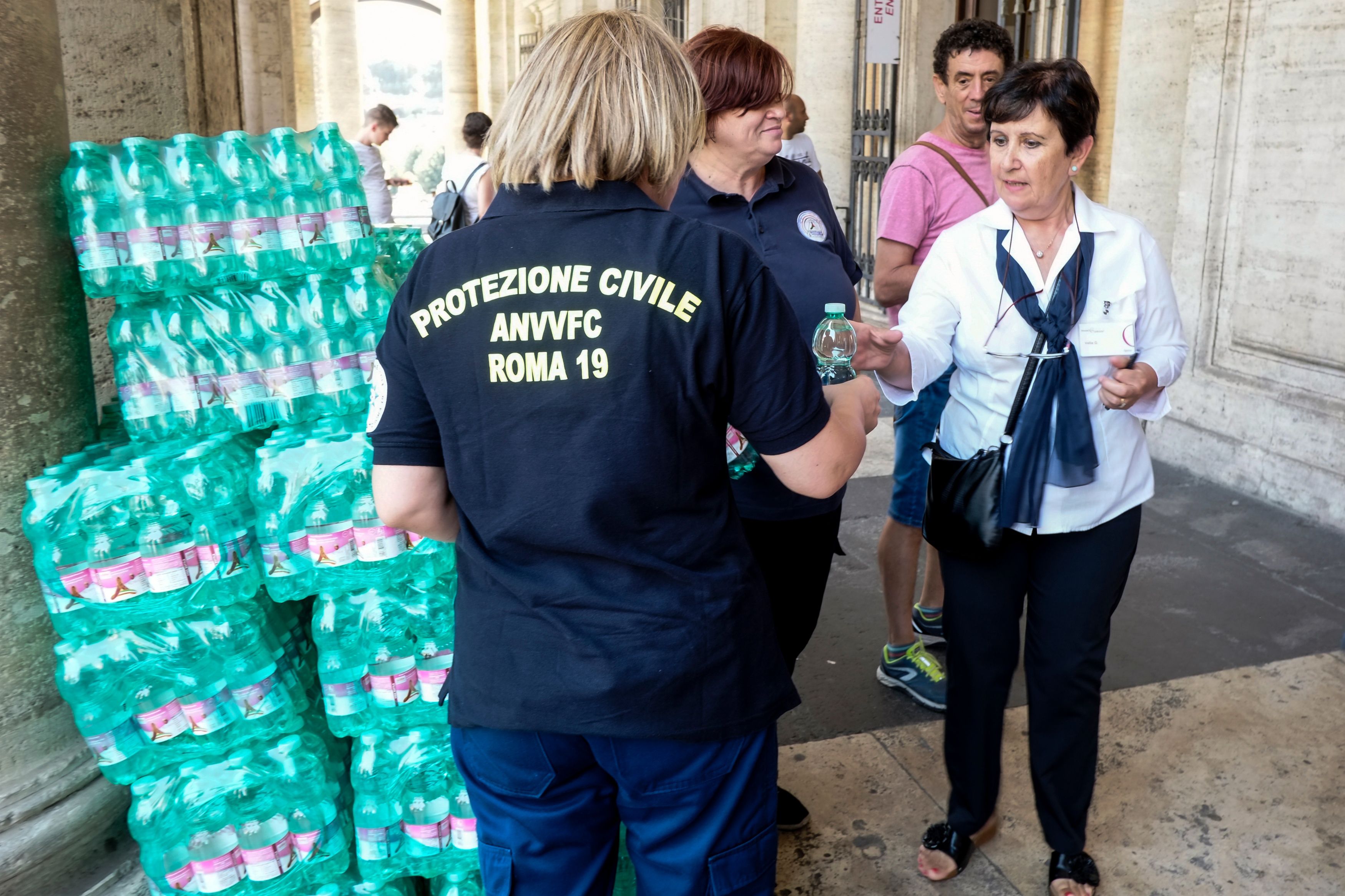 زجاجات مياه مجانية للسياح فى إيطاليا لمواجهة الحرارة المرتفعة