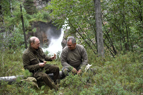الرئيس الروسى ووزير دفاعه فى رحلة بغابات سيبيريا