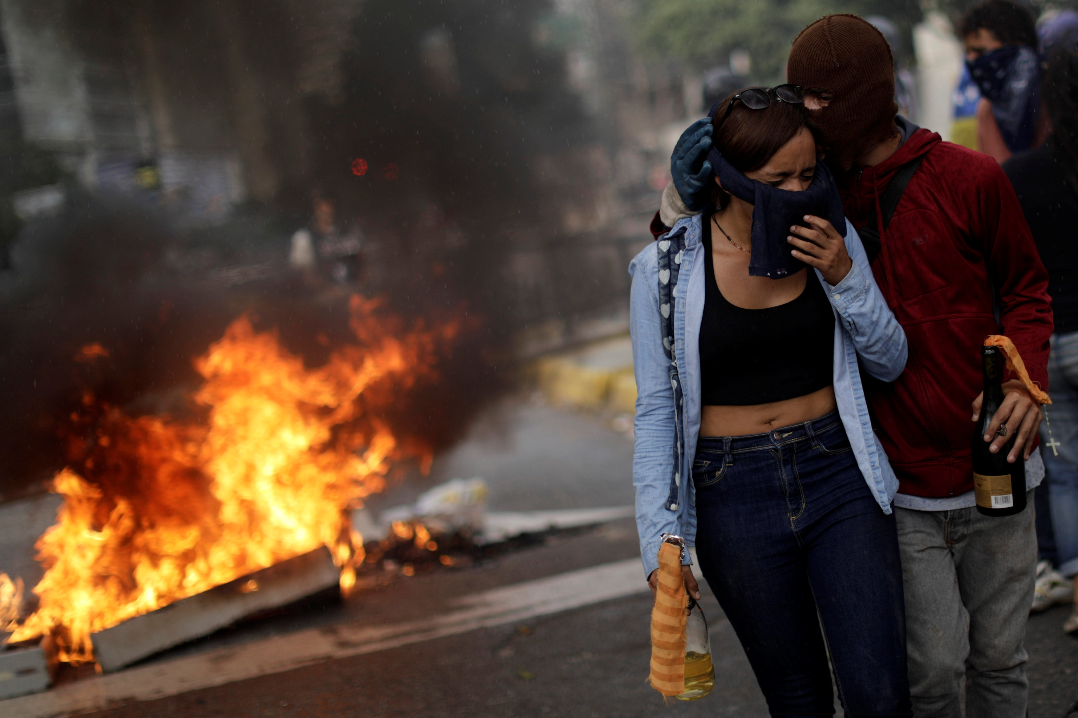 أعمال عنف دامية فى شوارع فنزويلا للمطالبة برحيل مادورو (13)