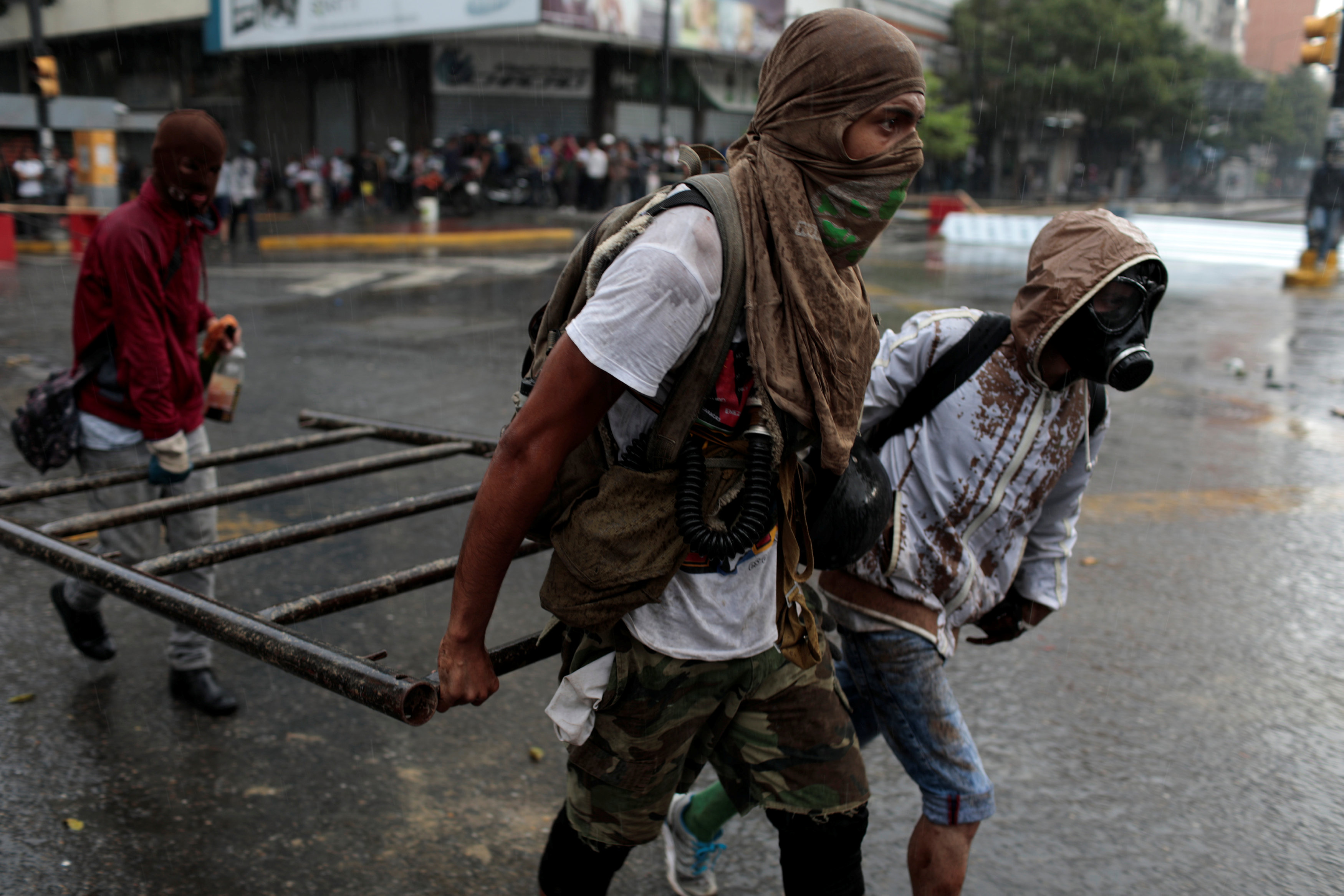 أعمال عنف دامية فى شوارع فنزويلا للمطالبة برحيل مادورو (6)