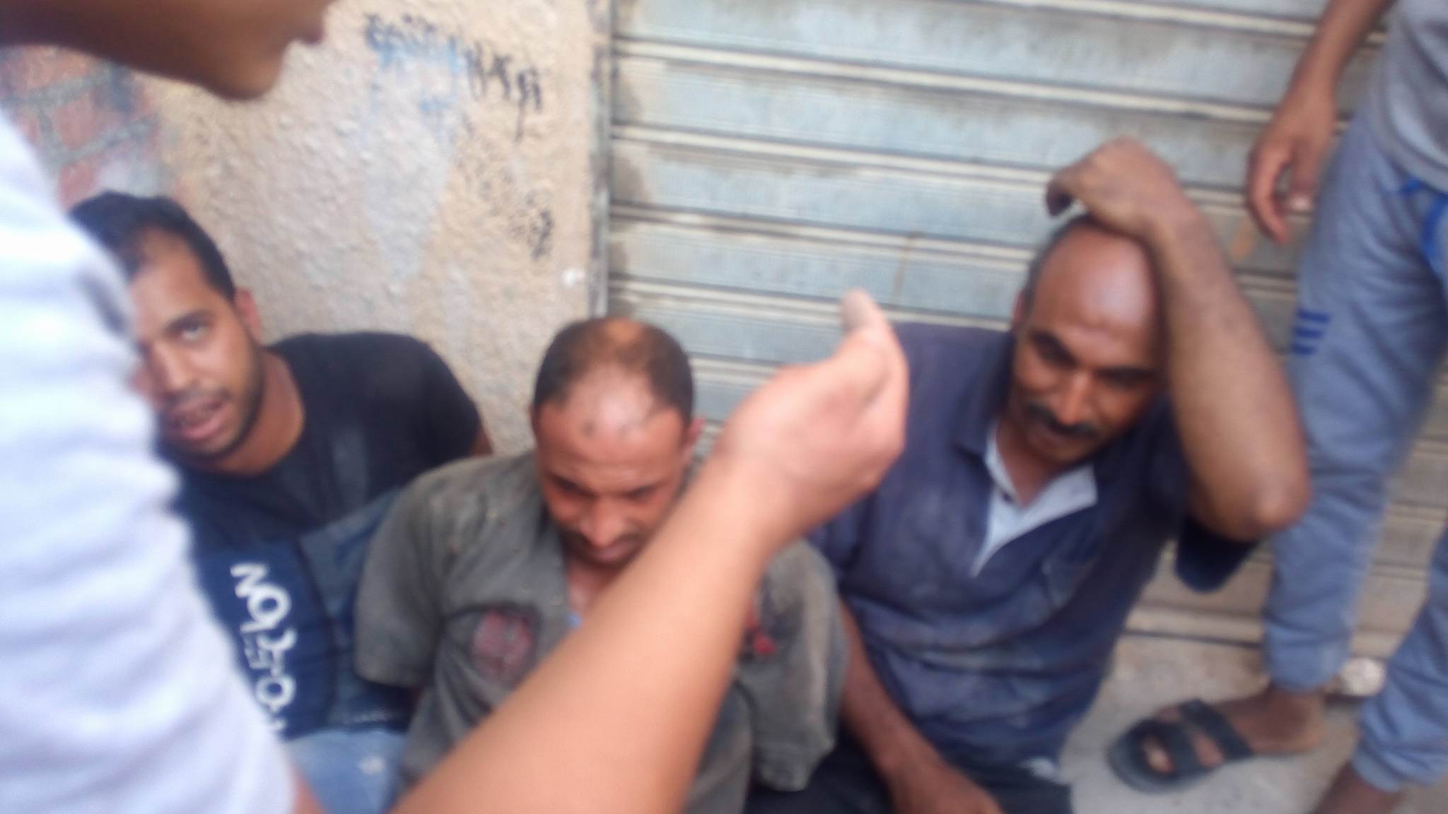 احتجاز الثلاث أشخاص احتجاز الثلاث أشخاص