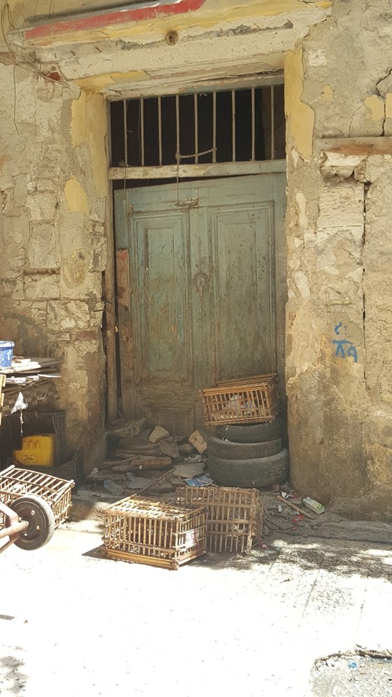 بوابة حمام الذهب تكسوها الخردوات