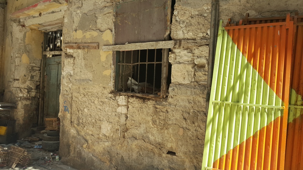 بوابة الحمام متهالكة