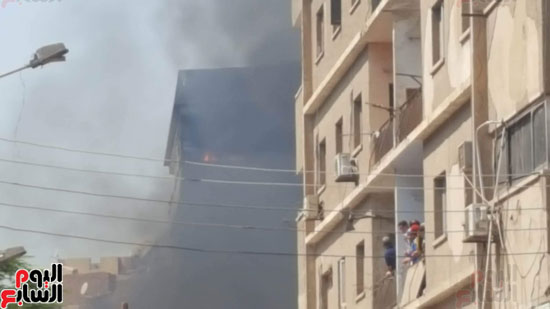  الدخان يتصاعد من العقار
