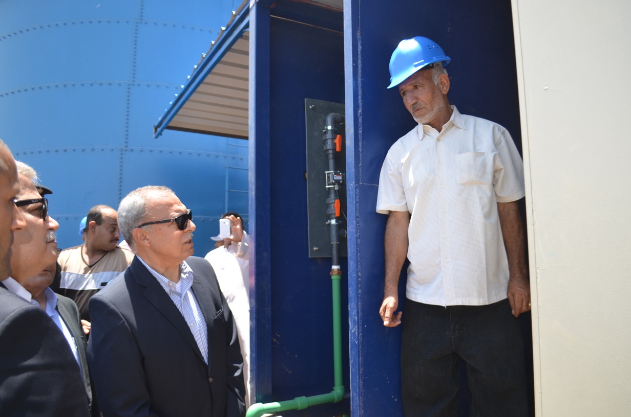 محافظ قنا ورئيس القابضة لمياه الشرب يفتتحان عددا من محطات المياه