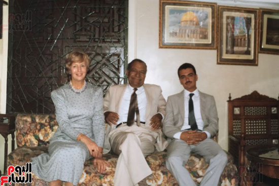الدكتور خليل مع نجله وزوجته برندا