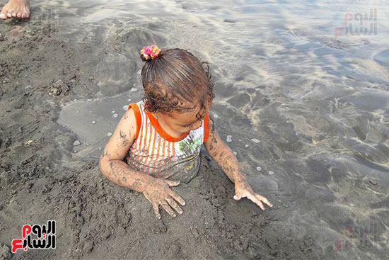    طفلة تلعب بالرمال بشاطئ الزهراء ببلطيم