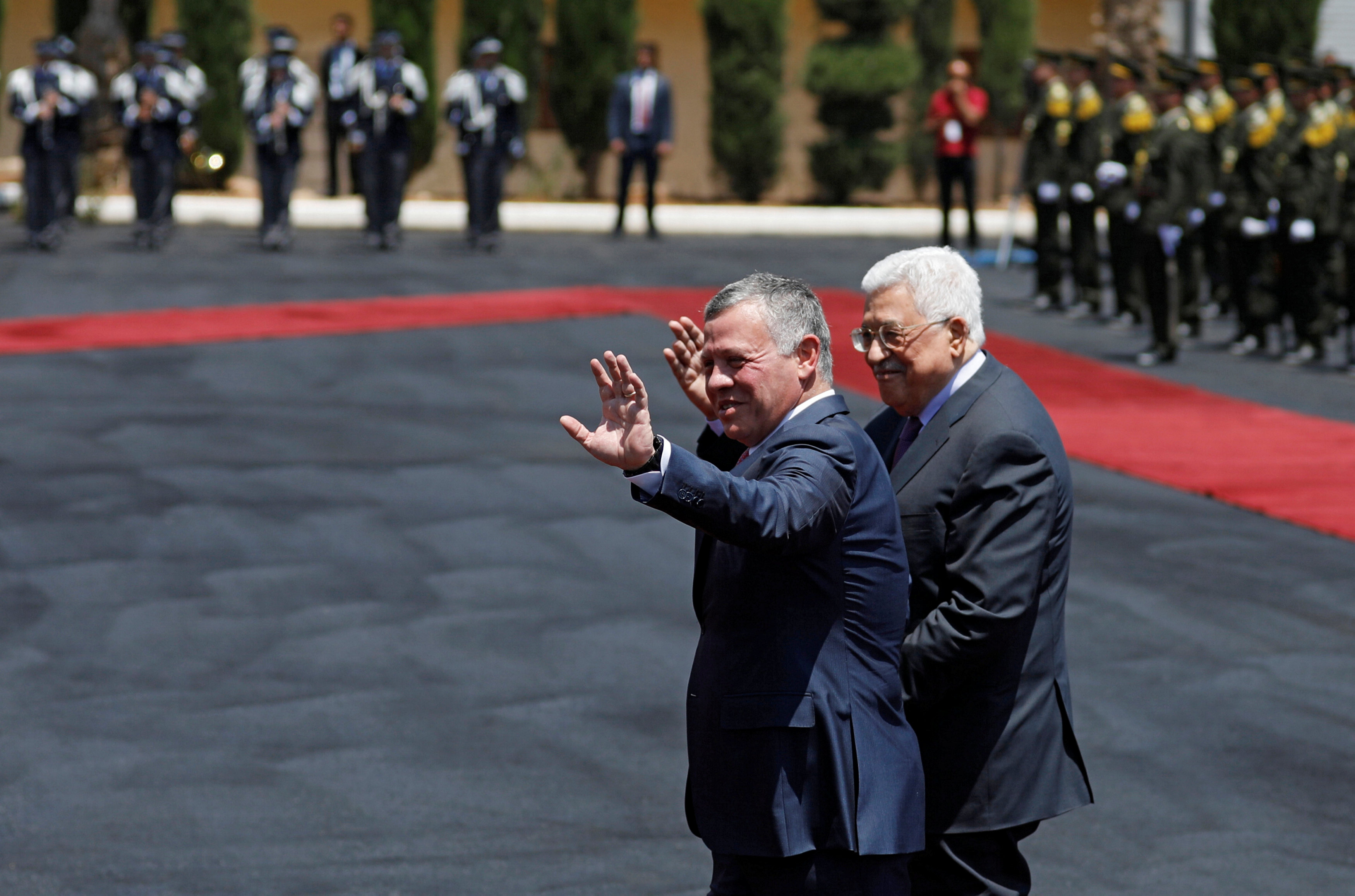 الرئيس الفلسطينى وملك الأردن يحيان المسئولين خلال الاستقبال