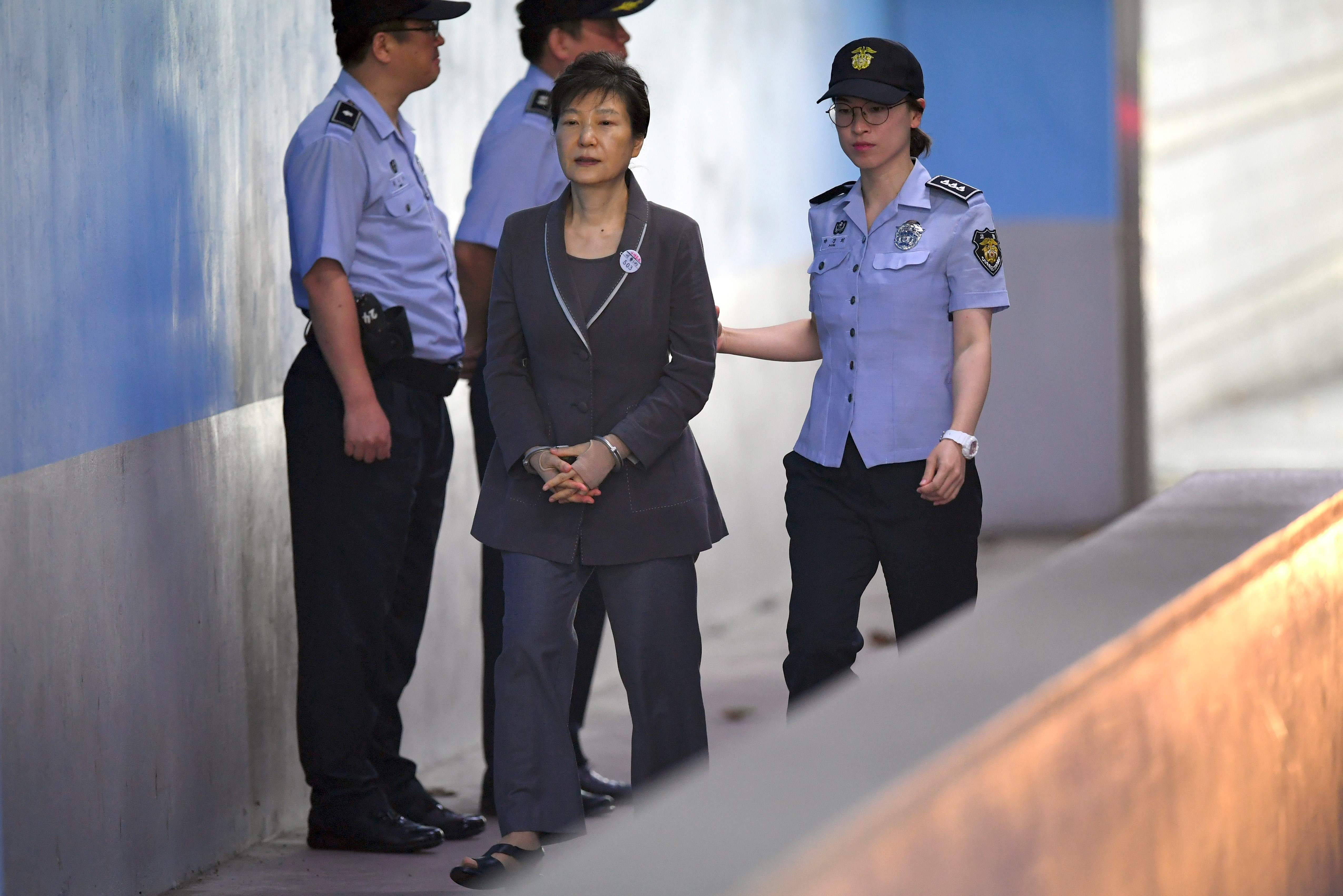 1033309-الشرطة-تقتاد-رئيسة-كوريا-الجنوبية-السابقة-للمثول-أمام-المحكمة
