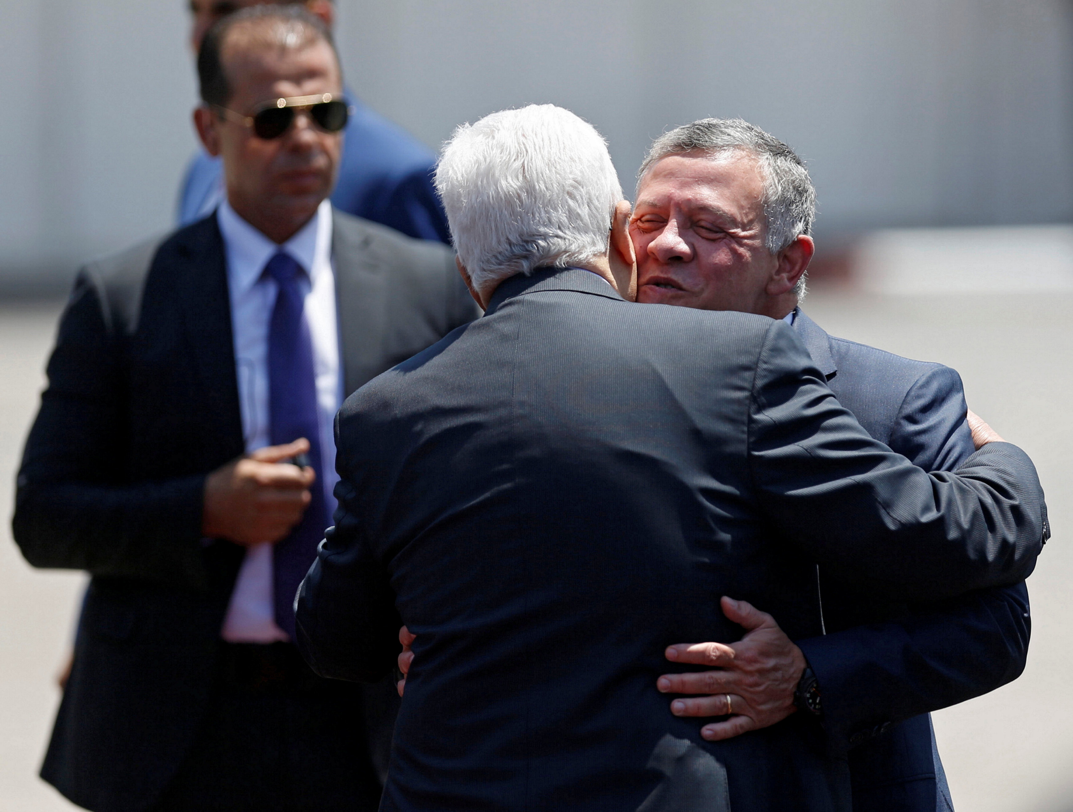 الرئيس الفلسطينى يعانق ملك الأردن فور وصوله الضفة الغربية