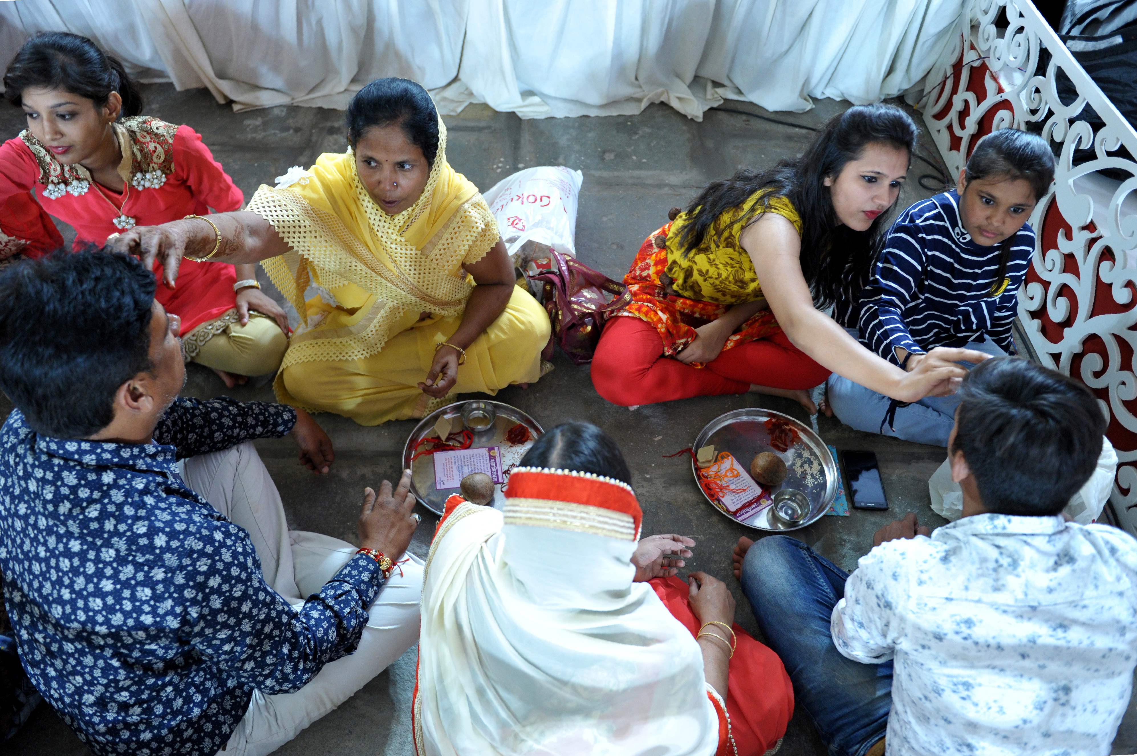 طالبات بالهند يجرين طقوس احتفالات دينية