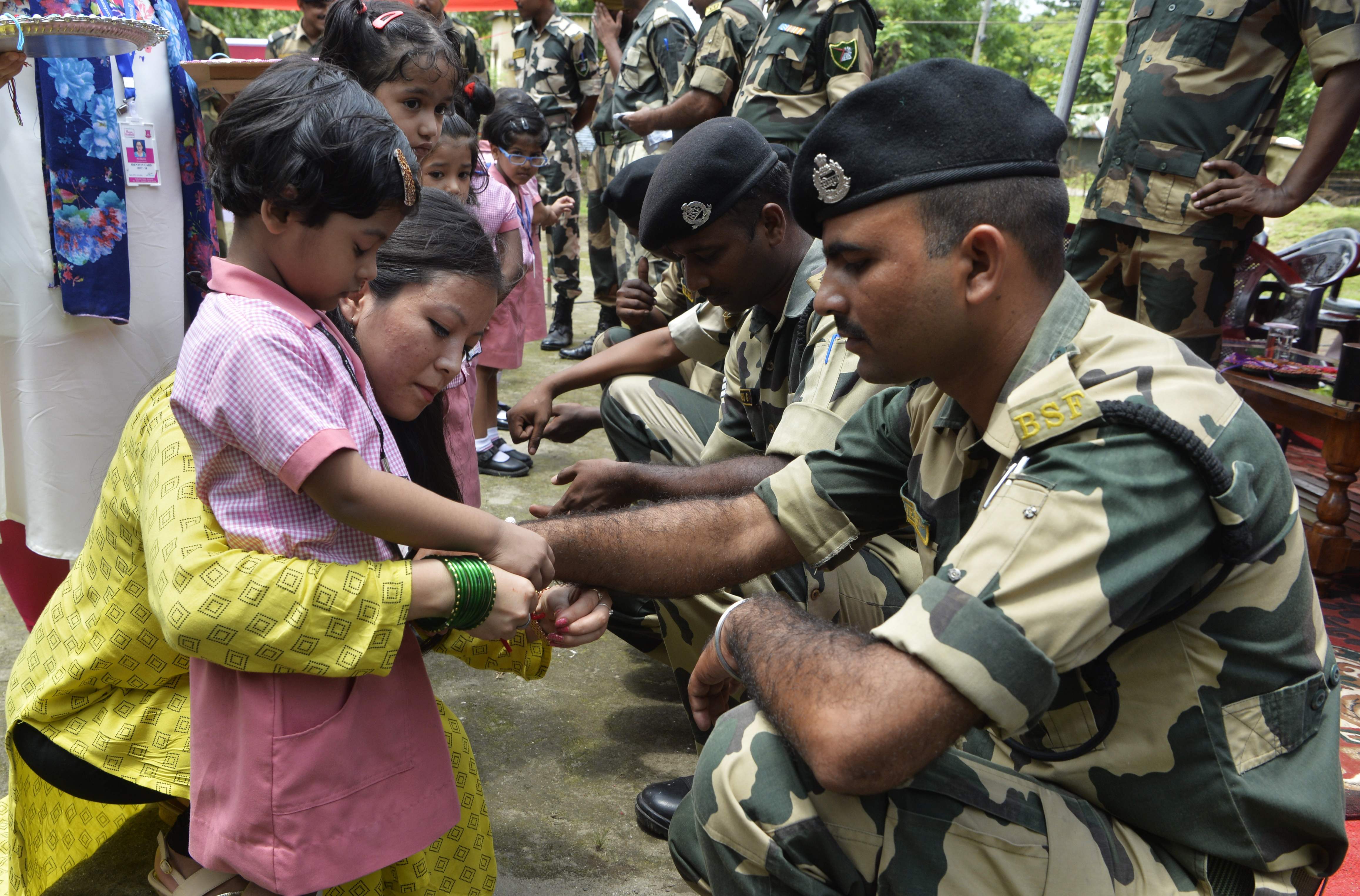 الأطفال يربطن الرباط المقدس على معصم جنود الحدود الهندية