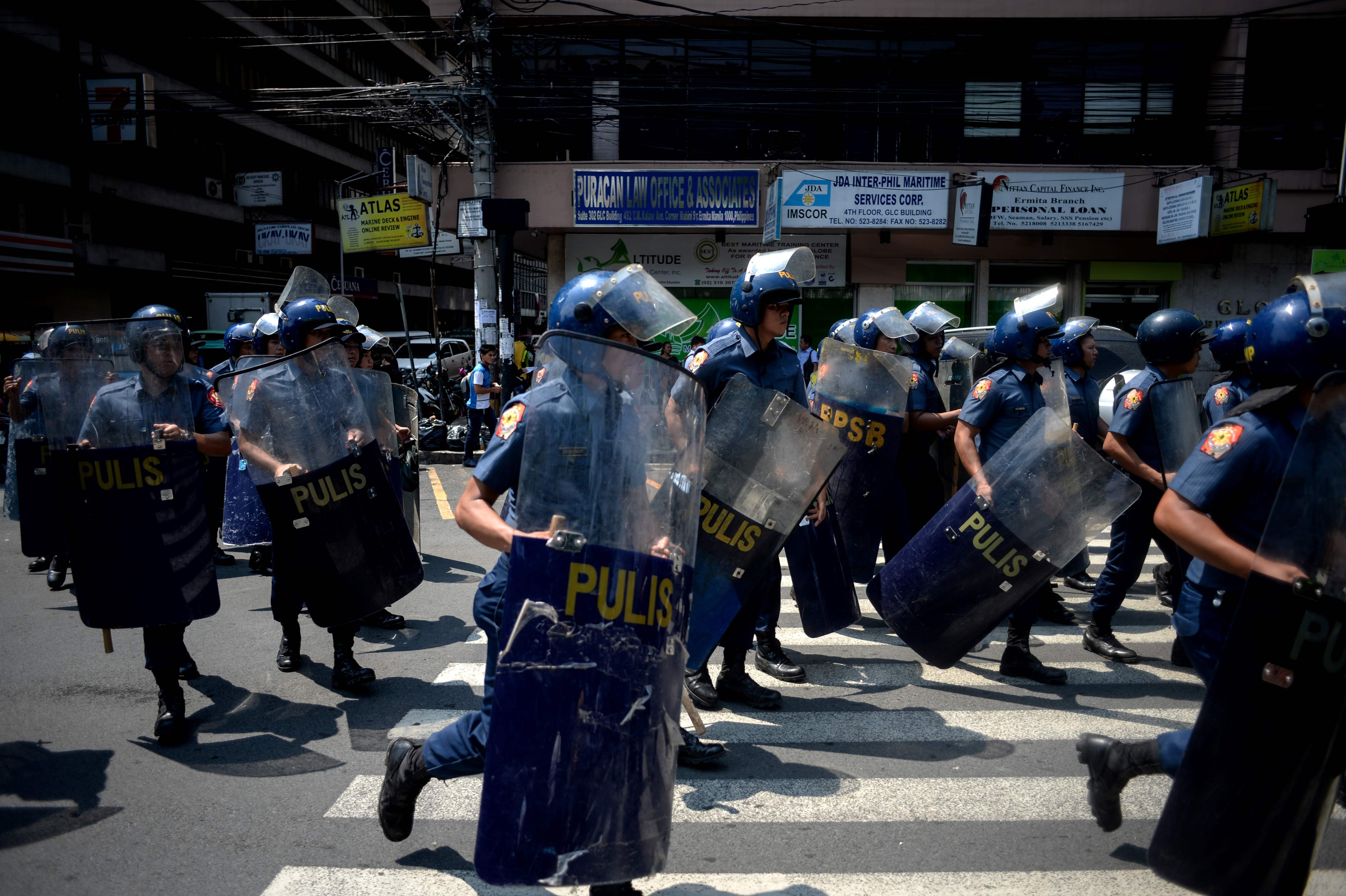 شرطة مكافحة الشغب تطارد المتظاهرين فى الفلبين
