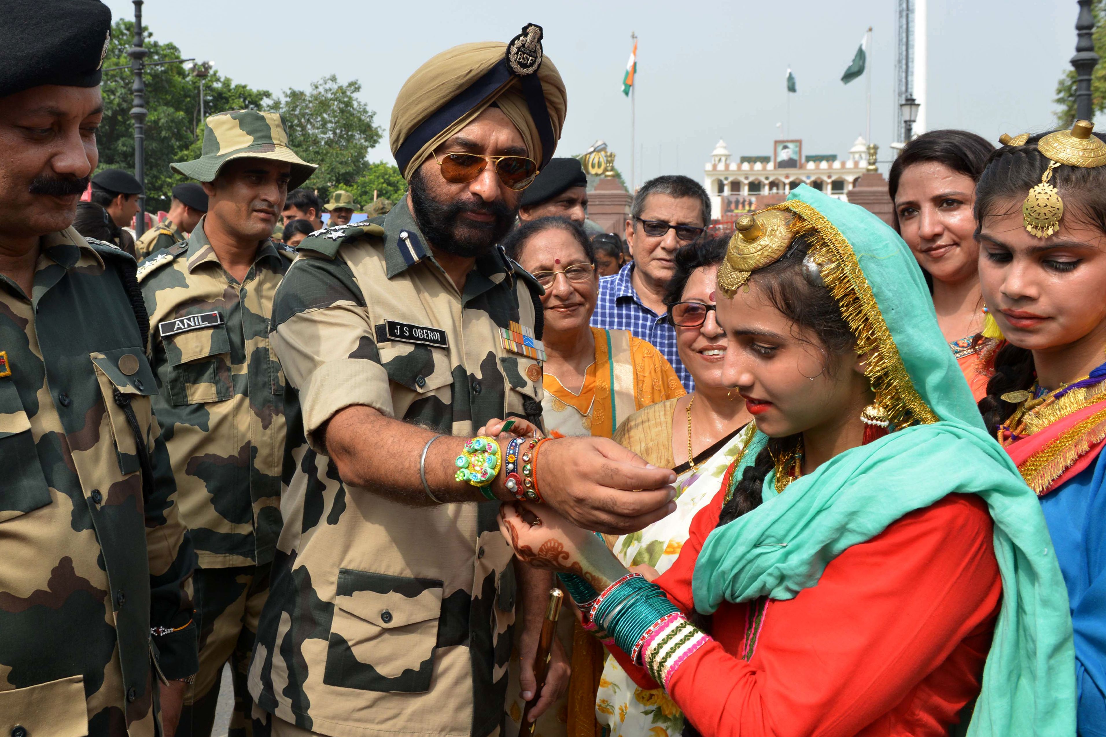طالبات تربطن الرباط المقدس على معصم قوات الحدود الهندية