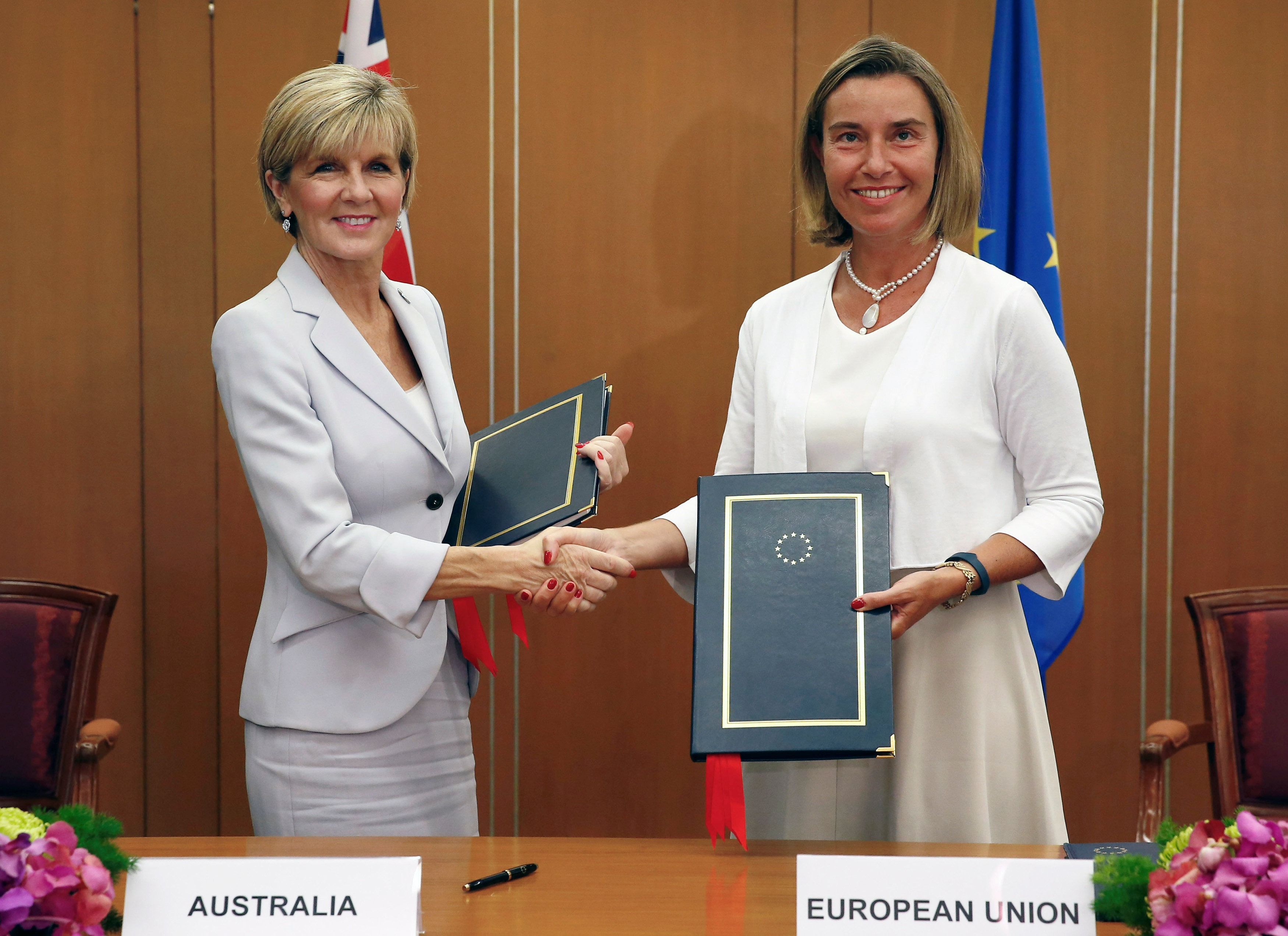 موجيرينى ووزيرة خارجية استراليا عقب توقيع الاتفاقية