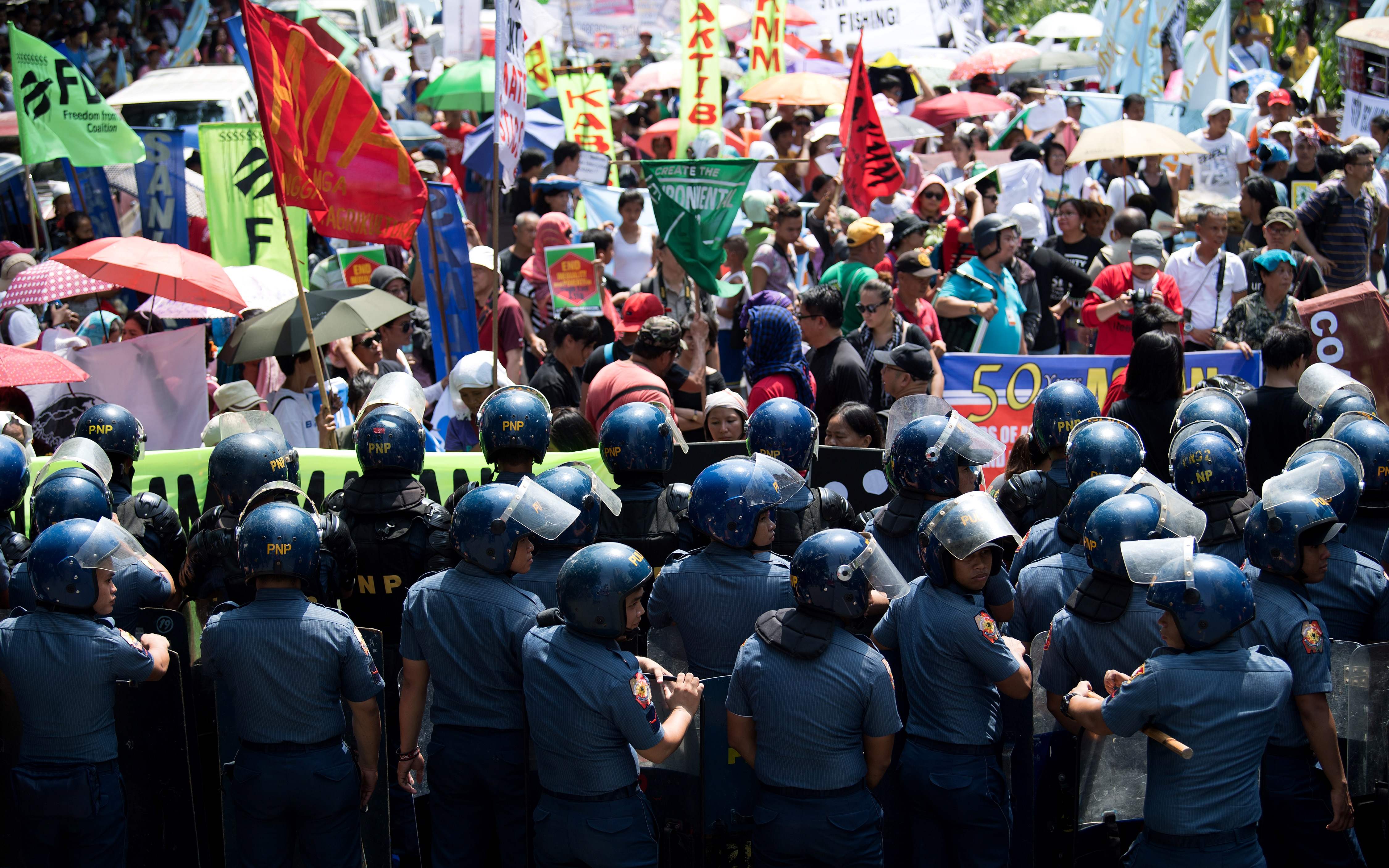 الشرطة الفلبينية تمنع مظاهرة من التقدم باتجاه السفارة الأمريكية