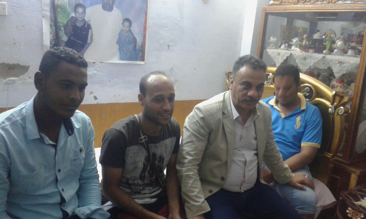 أحمد عبيد يقدم شيك للمصابين خلال زيارة منازلهم