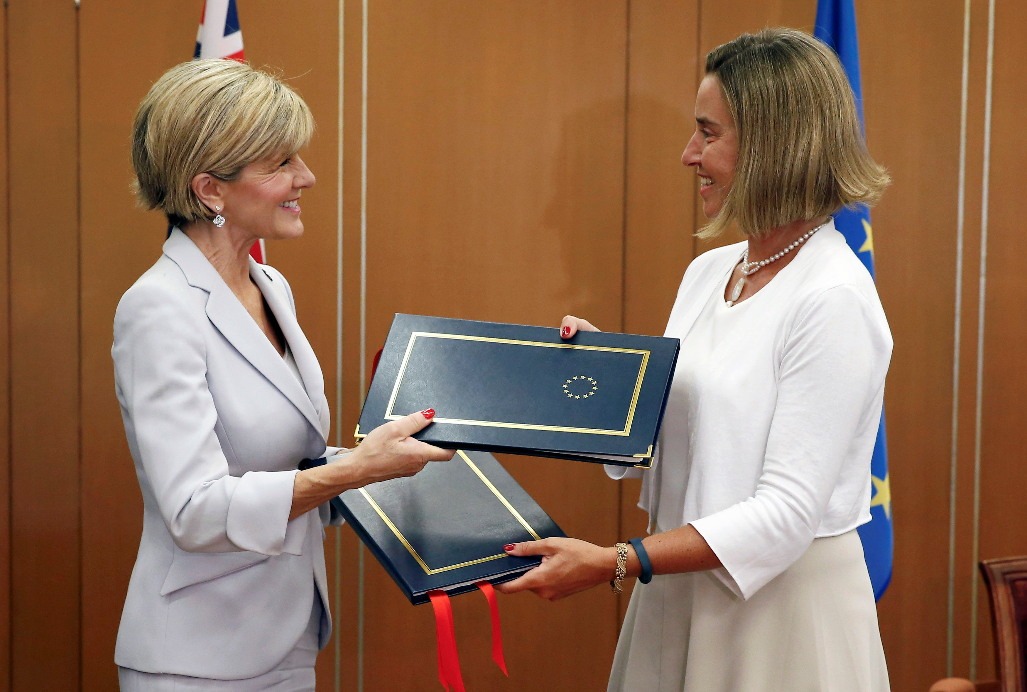 ممثلة الاتحاد الأوروبى ووزيرة خارجية استراليا تتبادلان وثائق اتفاقية مشتركة