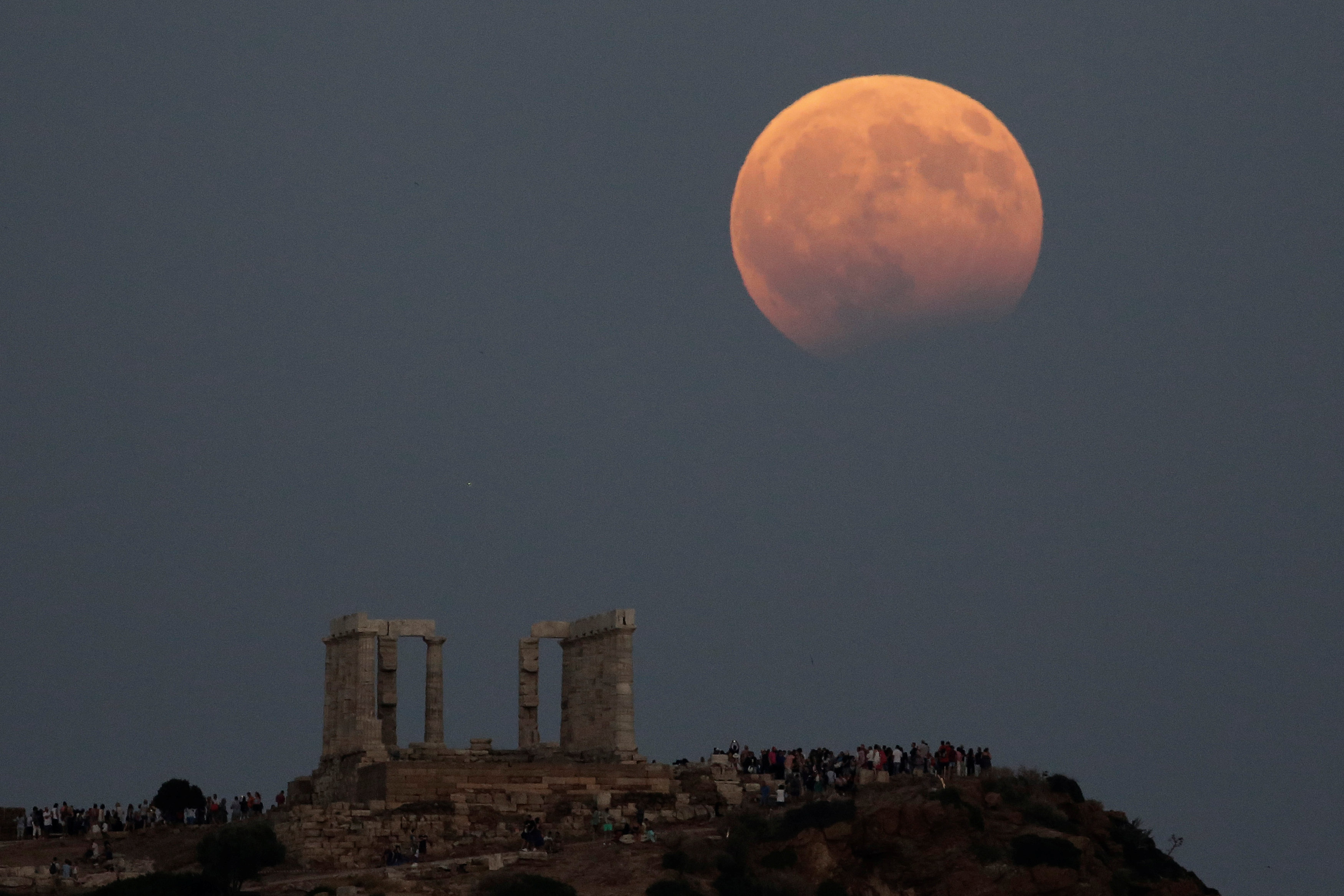 معابد أثينا فوقها القمر وخسوفه