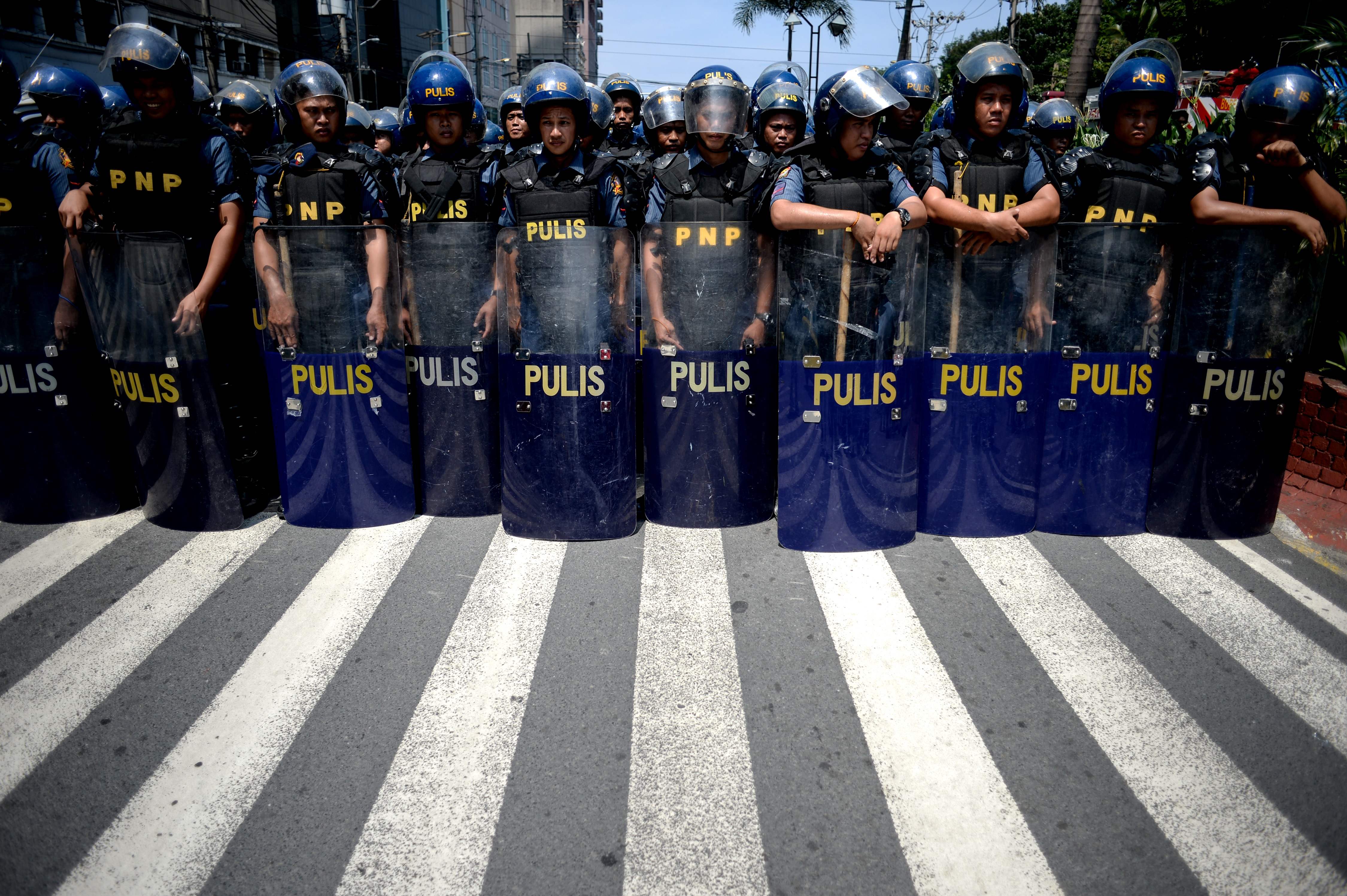 اصطفاف الشرطة الفلبينية لمواجهة المظاهرات ضد اجتماعات آسيان