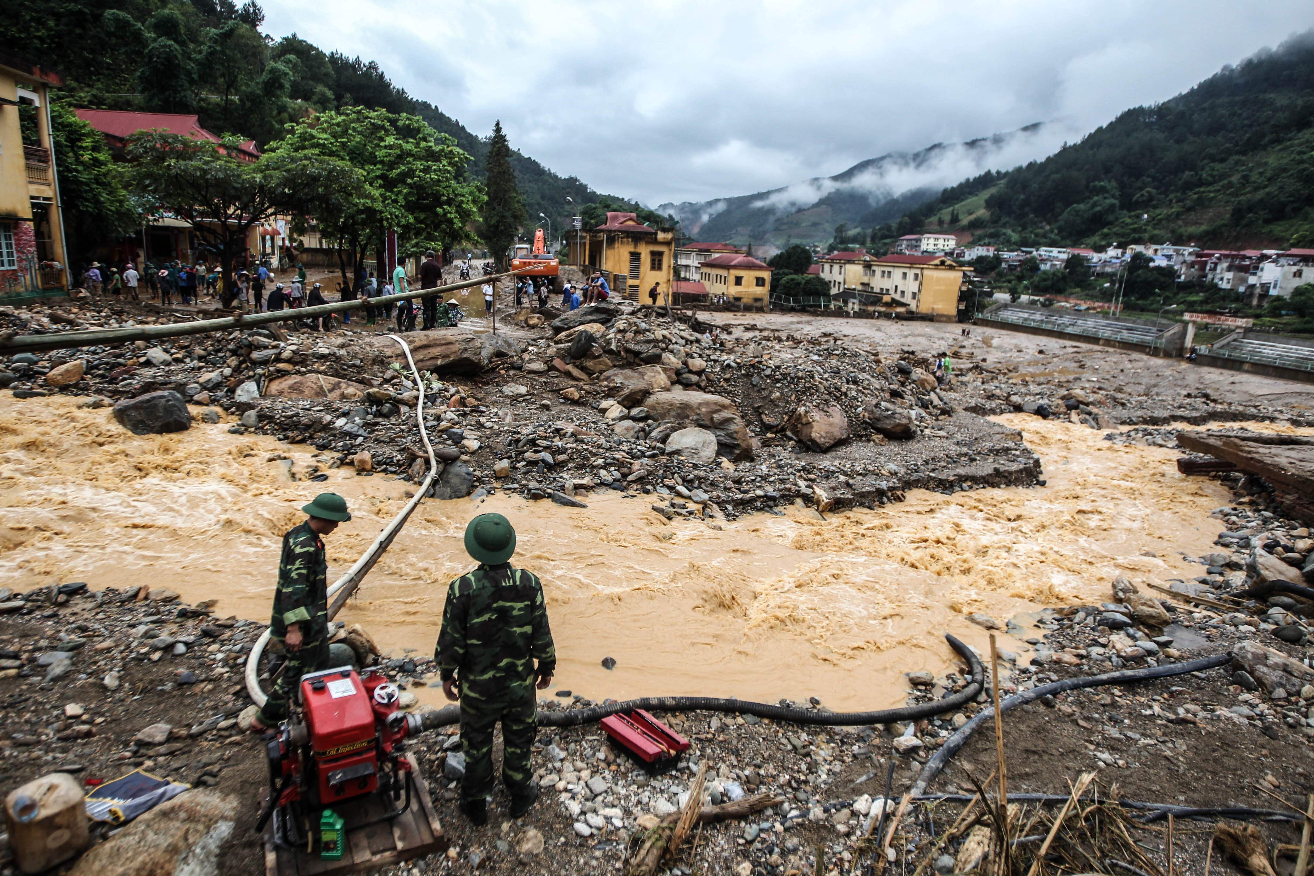 مياه الفيضانات تغرق شوارع فيتنام