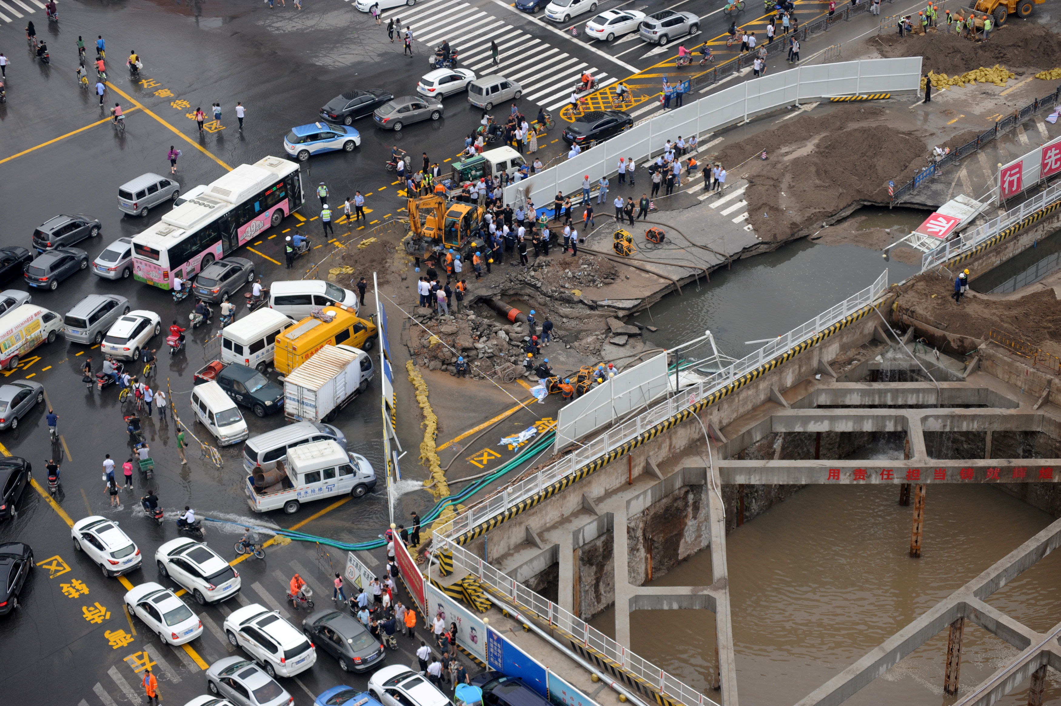 انهيار في الجسور بسبب العواصف في الصين